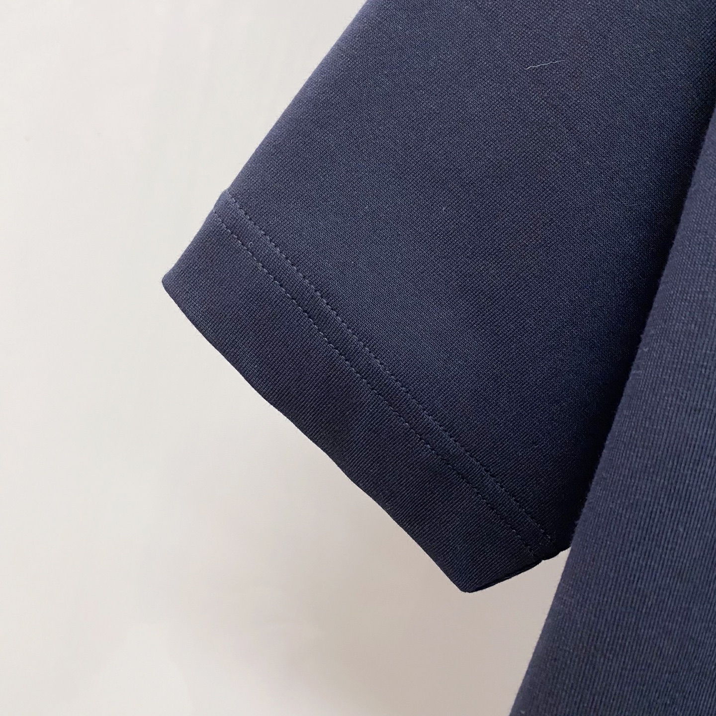 LV 2026ss 春夏新款首发专柜最新款短袖圆领T恤 高端订制 设计前卫时尚！品牌logo重工艺设计 