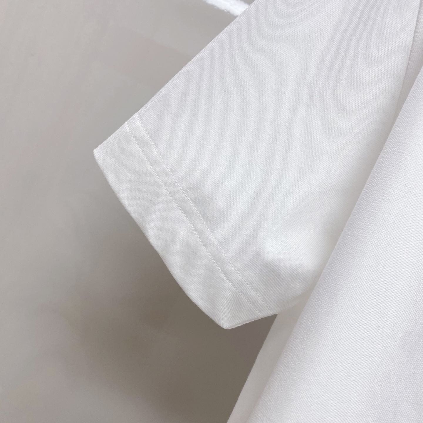 LV 2026ss 春夏新款首发专柜最新款短袖圆领T恤 高端订制 设计前卫时尚！品牌logo重工艺设计 