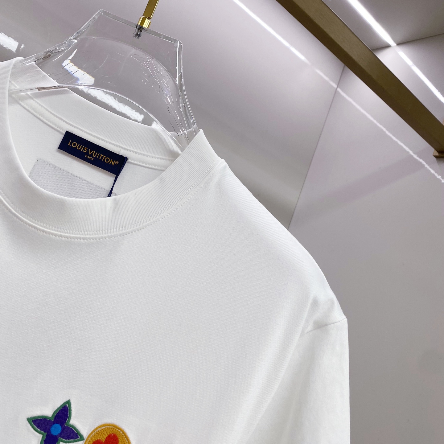 LV 2026ss 春夏新款首发专柜最新款短袖圆领T恤 高端订制 设计前卫时尚！品牌logo重工艺设计 