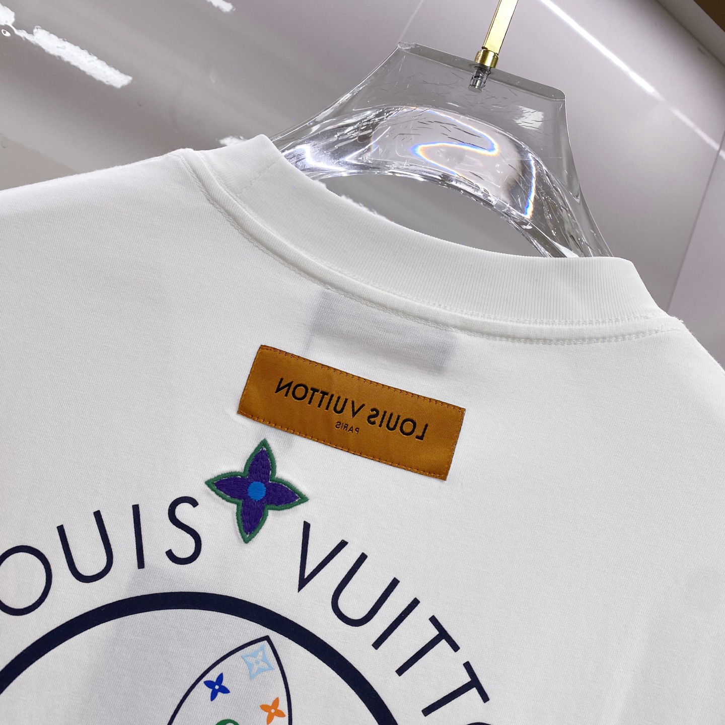 LV 2026ss 春夏新款首发专柜最新款短袖圆领T恤 高端订制 设计前卫时尚！品牌logo重工艺设计 