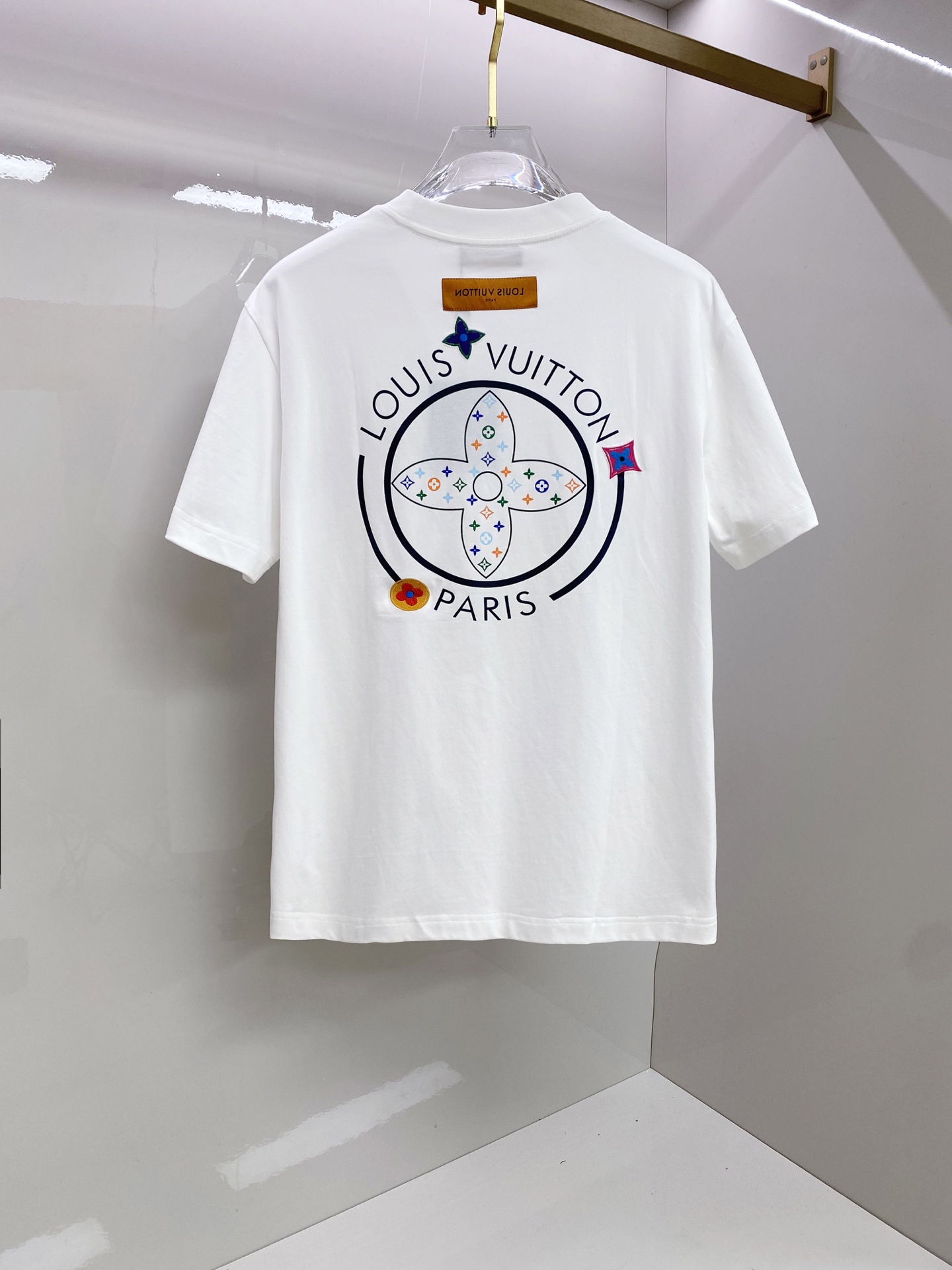 LV 2026ss 春夏新款首发专柜最新款短袖圆领T恤 高端订制 设计前卫时尚！品牌logo重工艺设计 