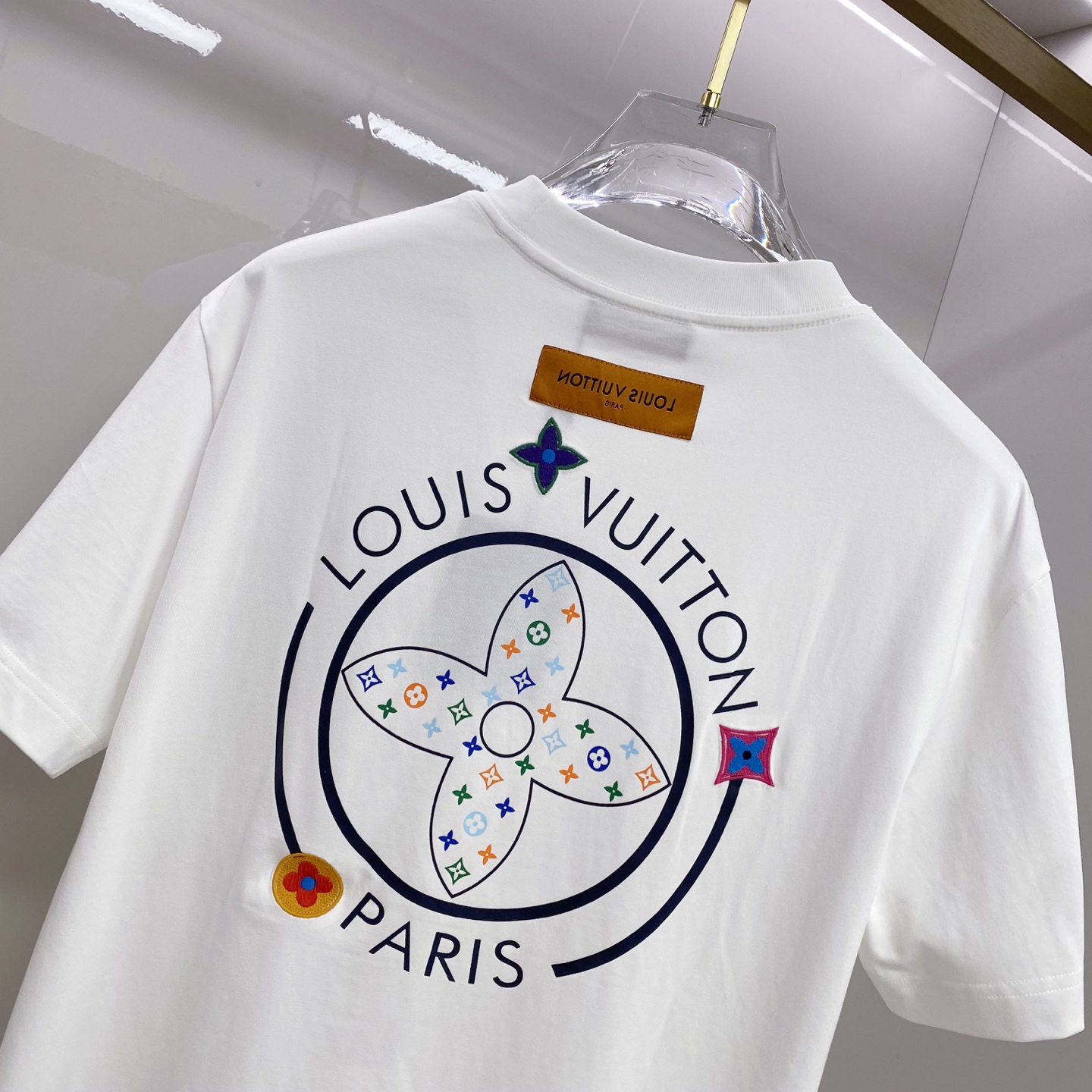 LV 2026ss 春夏新款首发专柜最新款短袖圆领T恤 高端订制 设计前卫时尚！品牌logo重工艺设计 