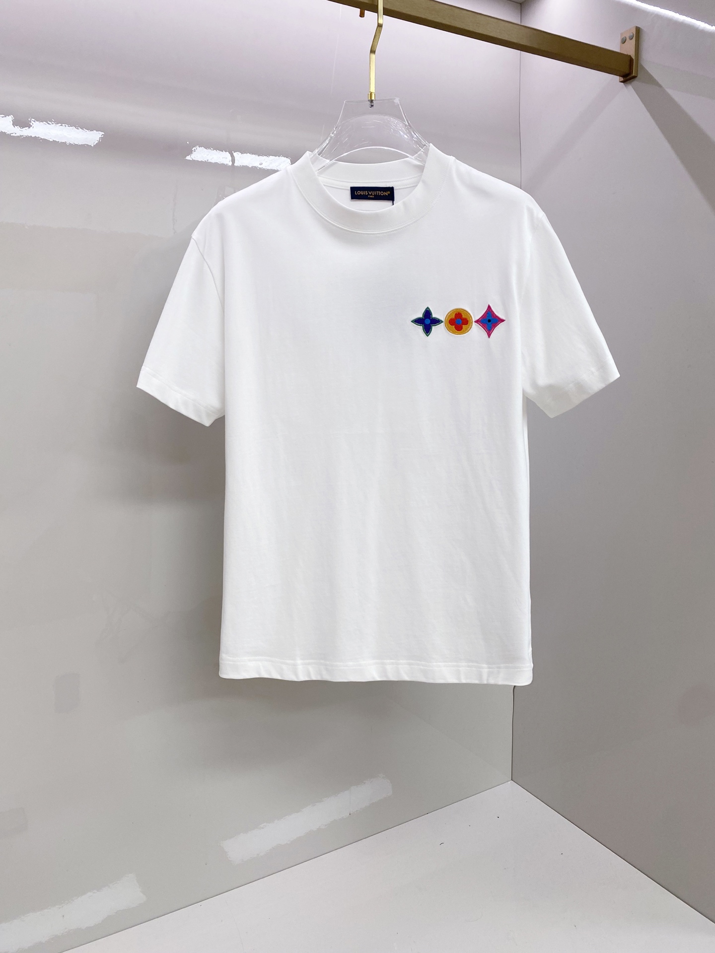 LV 2026ss 春夏新款首发专柜最新款短袖圆领T恤 高端订制 设计前卫时尚！品牌logo重工艺设计 