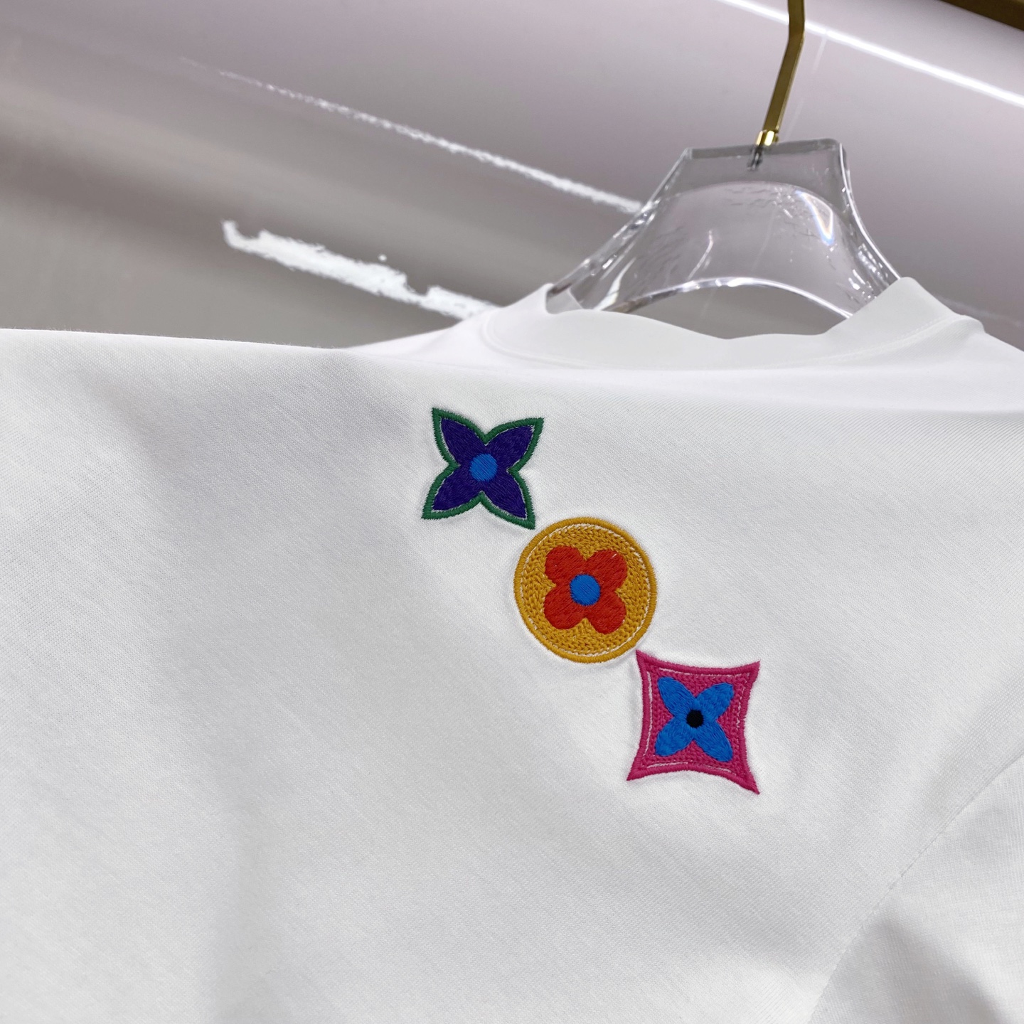 LV 2026ss 春夏新款首发专柜最新款短袖圆领T恤 高端订制 设计前卫时尚！品牌logo重工艺设计 