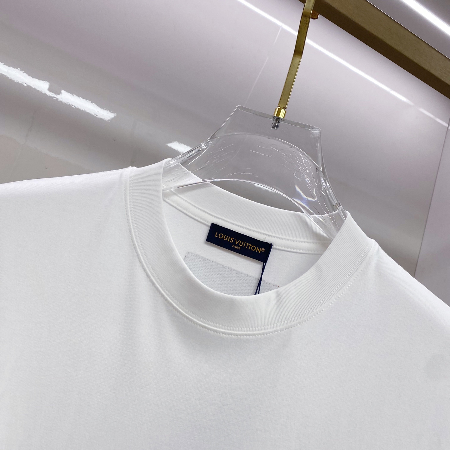 LV 2026ss 春夏新款首发专柜最新款短袖圆领T恤 高端订制 设计前卫时尚！品牌logo重工艺设计 