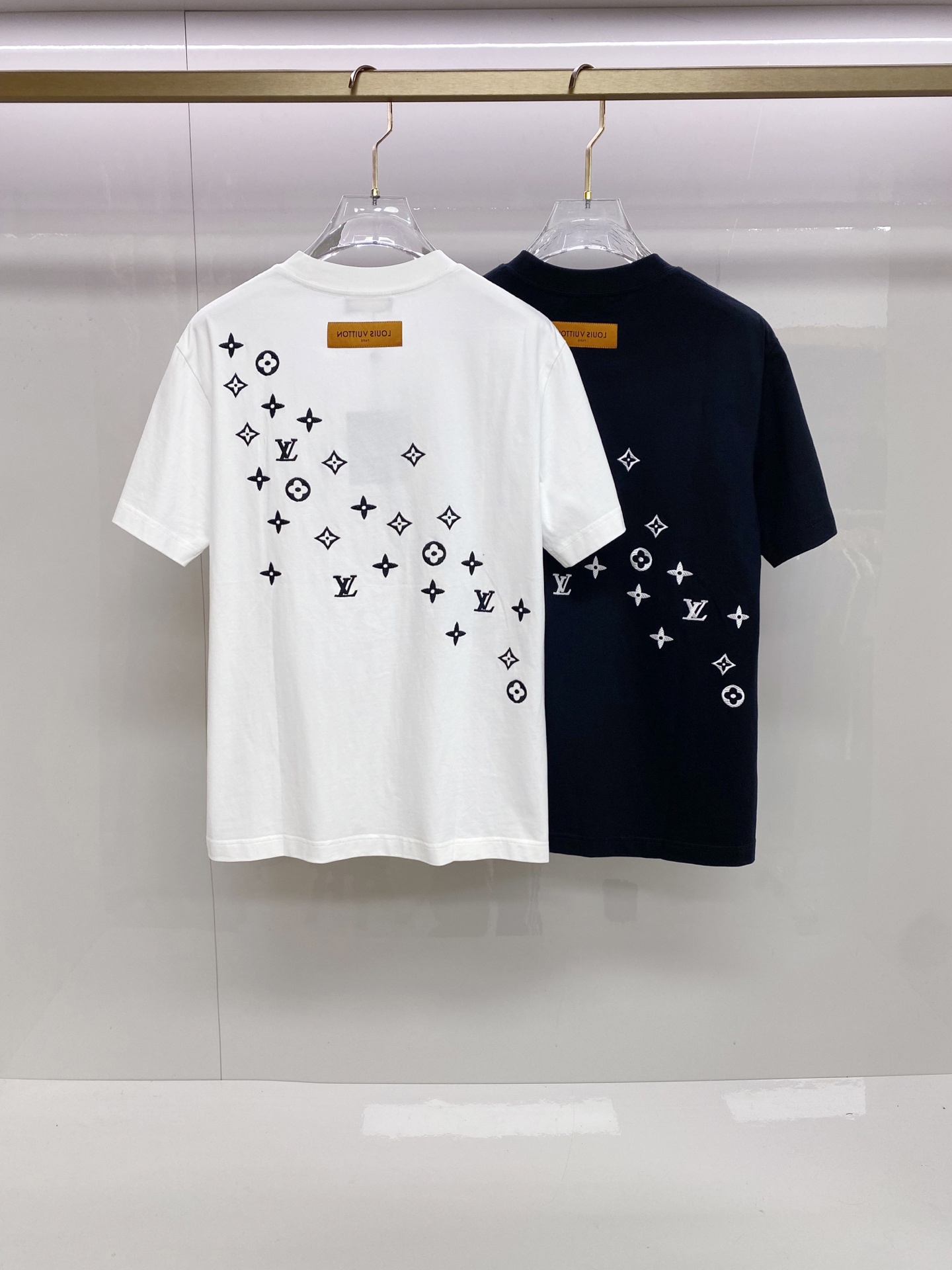 LV 2026ss 春夏新款首发专柜最新款短袖圆领T恤 高端订制 设计前卫时尚！品牌logo重工艺设计 