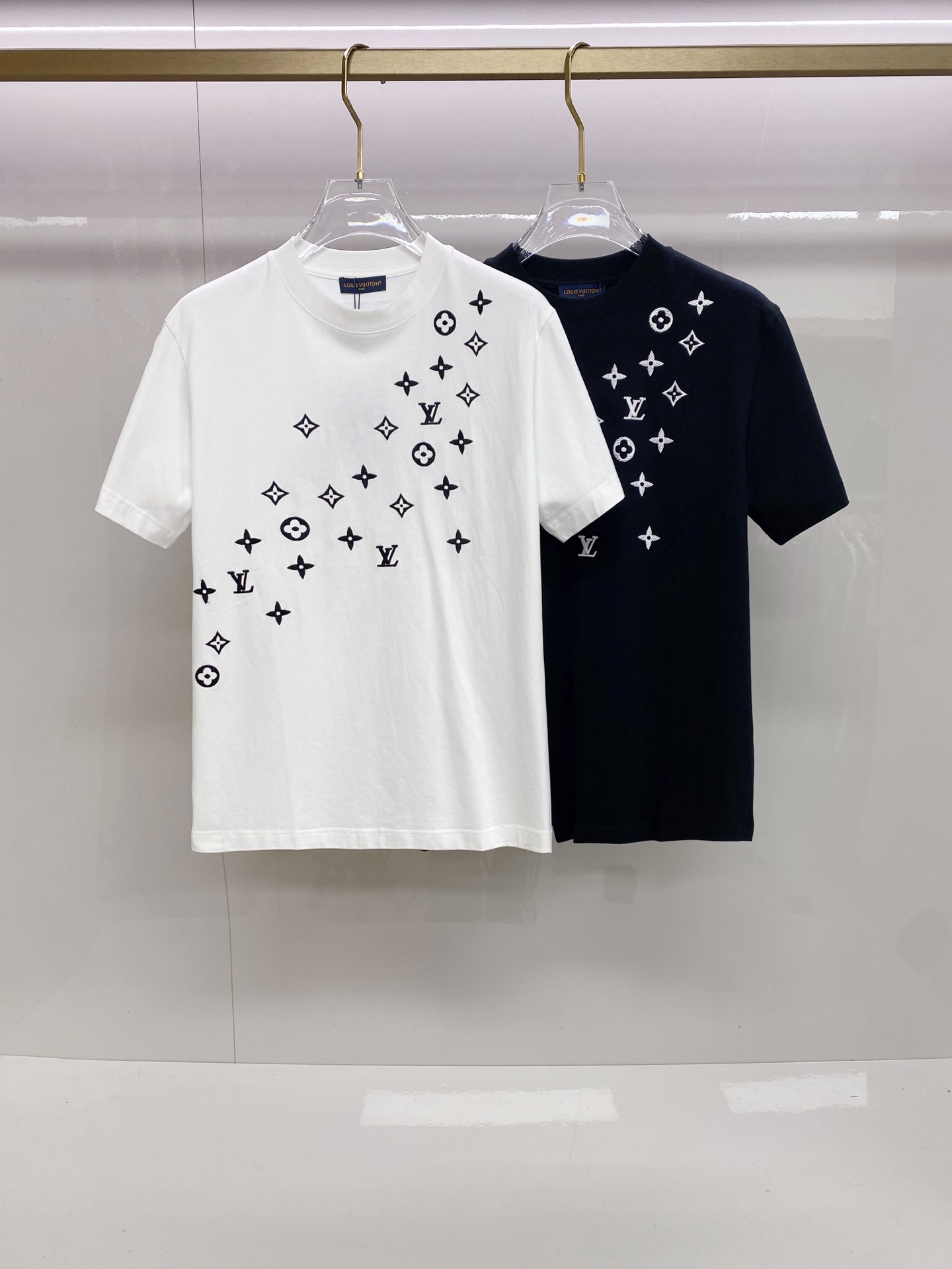 LV 2026ss 春夏新款首发专柜最新款短袖圆领T恤 高端订制 设计前卫时尚！品牌logo重工艺设计 