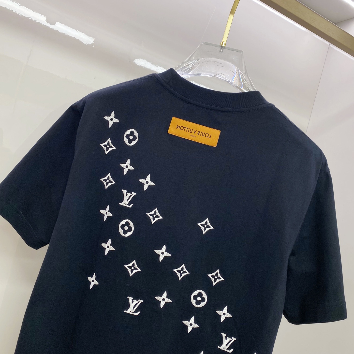 LV 2026ss 春夏新款首发专柜最新款短袖圆领T恤 高端订制 设计前卫时尚！品牌logo重工艺设计 