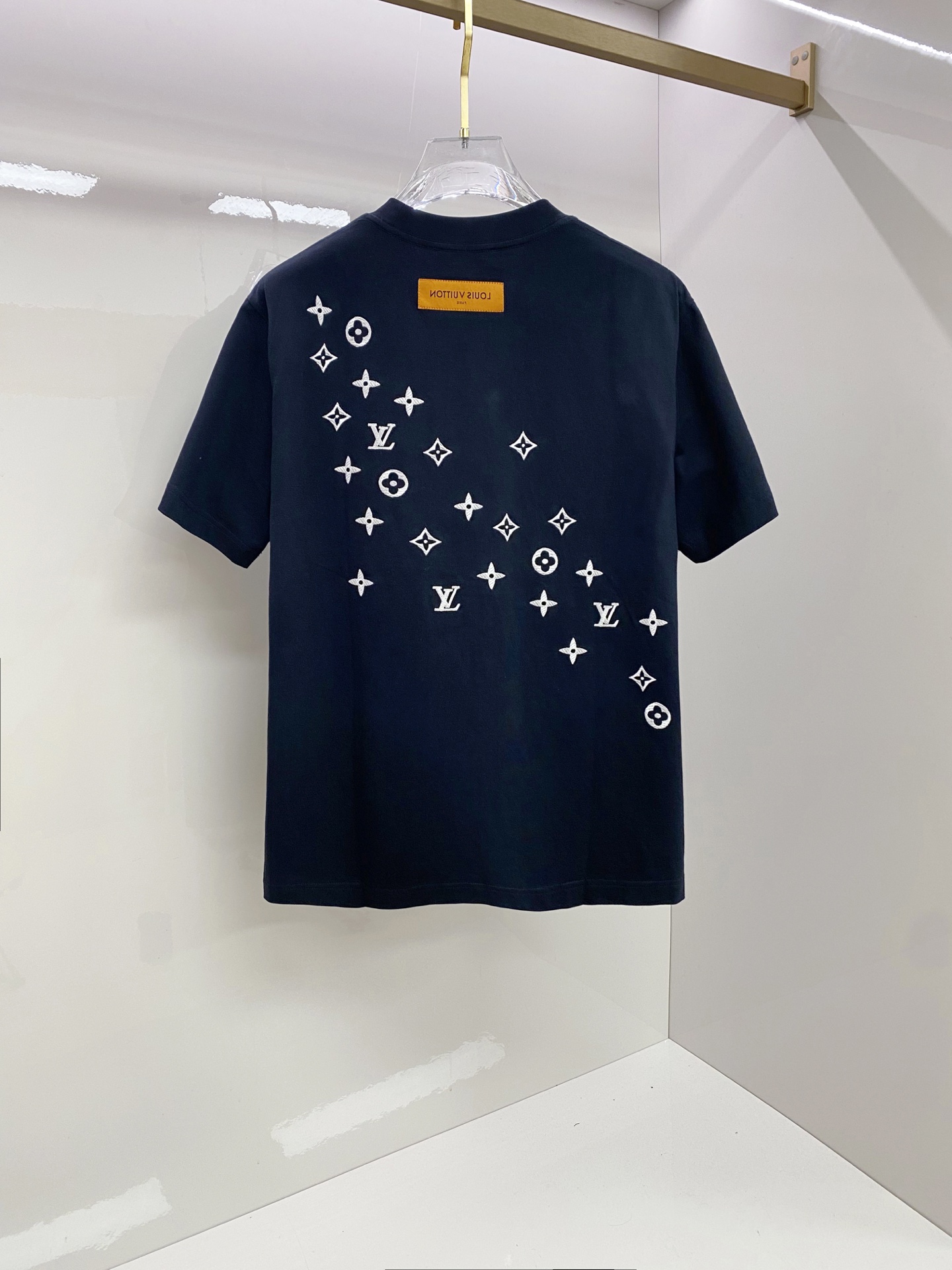 LV 2026ss 春夏新款首发专柜最新款短袖圆领T恤 高端订制 设计前卫时尚！品牌logo重工艺设计 