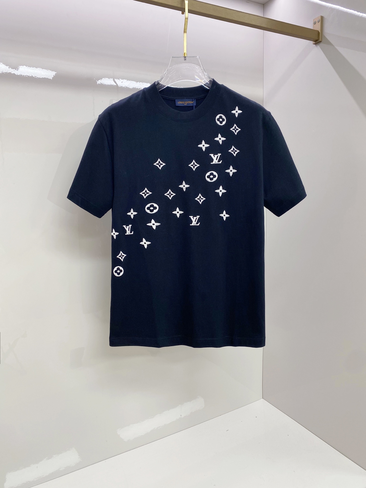 LV 2026ss 春夏新款首发专柜最新款短袖圆领T恤 高端订制 设计前卫时尚！品牌logo重工艺设计 