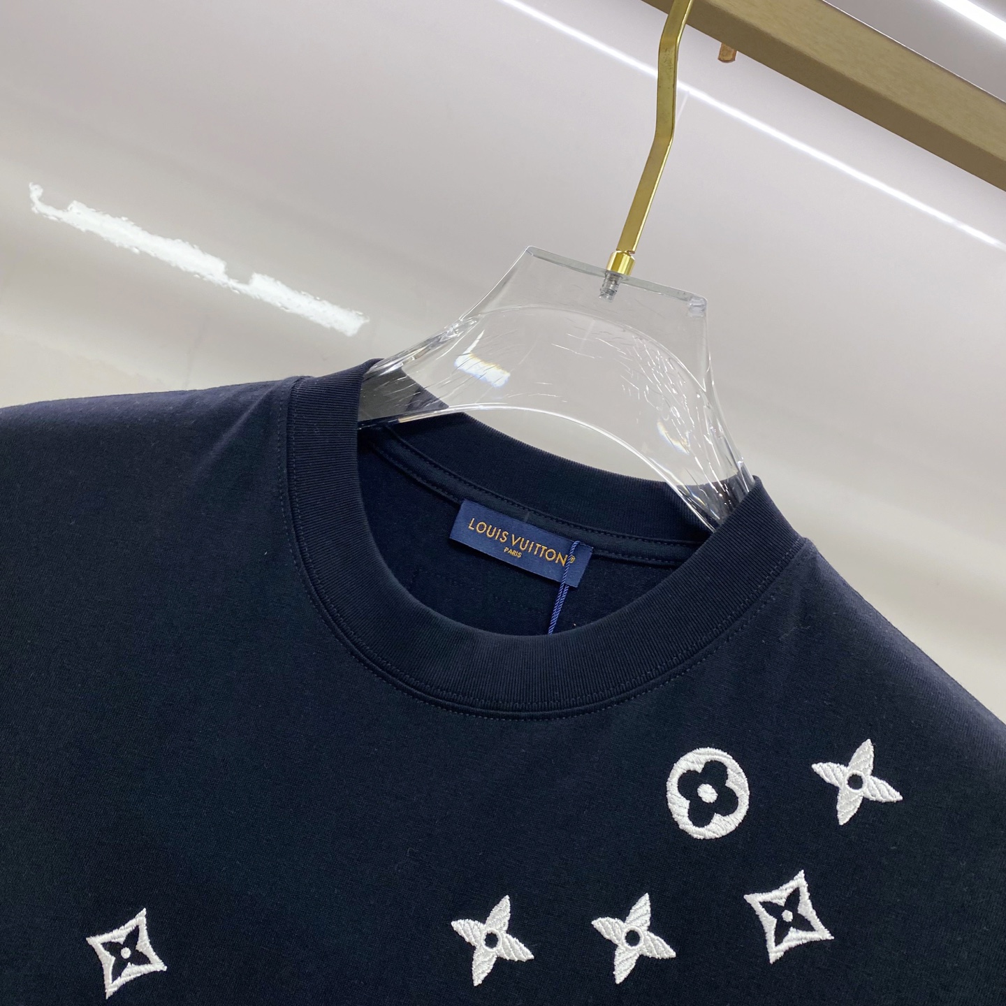 LV 2026ss 春夏新款首发专柜最新款短袖圆领T恤 高端订制 设计前卫时尚！品牌logo重工艺设计 