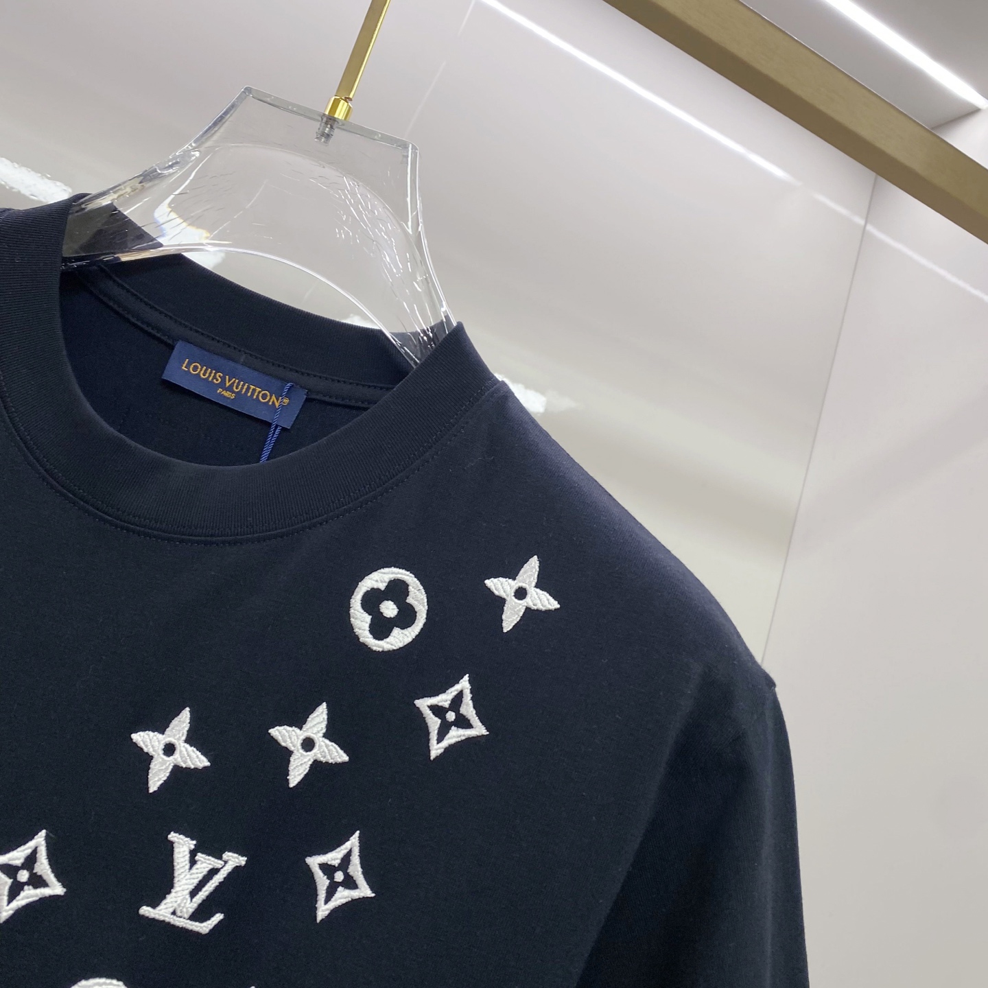 LV 2026ss 春夏新款首发专柜最新款短袖圆领T恤 高端订制 设计前卫时尚！品牌logo重工艺设计 