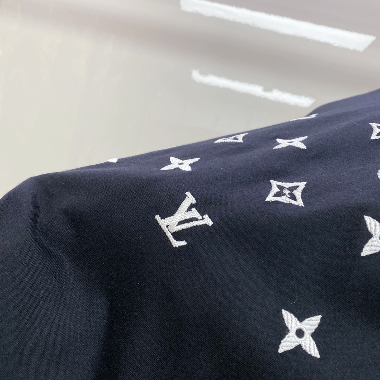 LV 2026ss 春夏新款首发专柜最新款短袖圆领T恤 高端订制 设计前卫时尚！品牌logo重工艺设计 