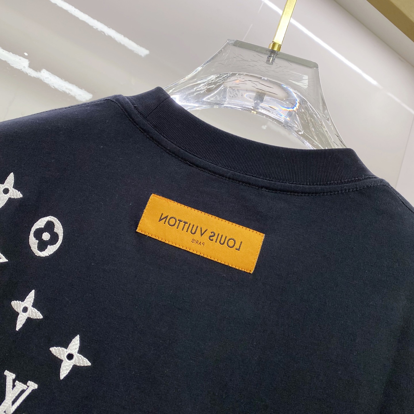 LV 2026ss 春夏新款首发专柜最新款短袖圆领T恤 高端订制 设计前卫时尚！品牌logo重工艺设计 