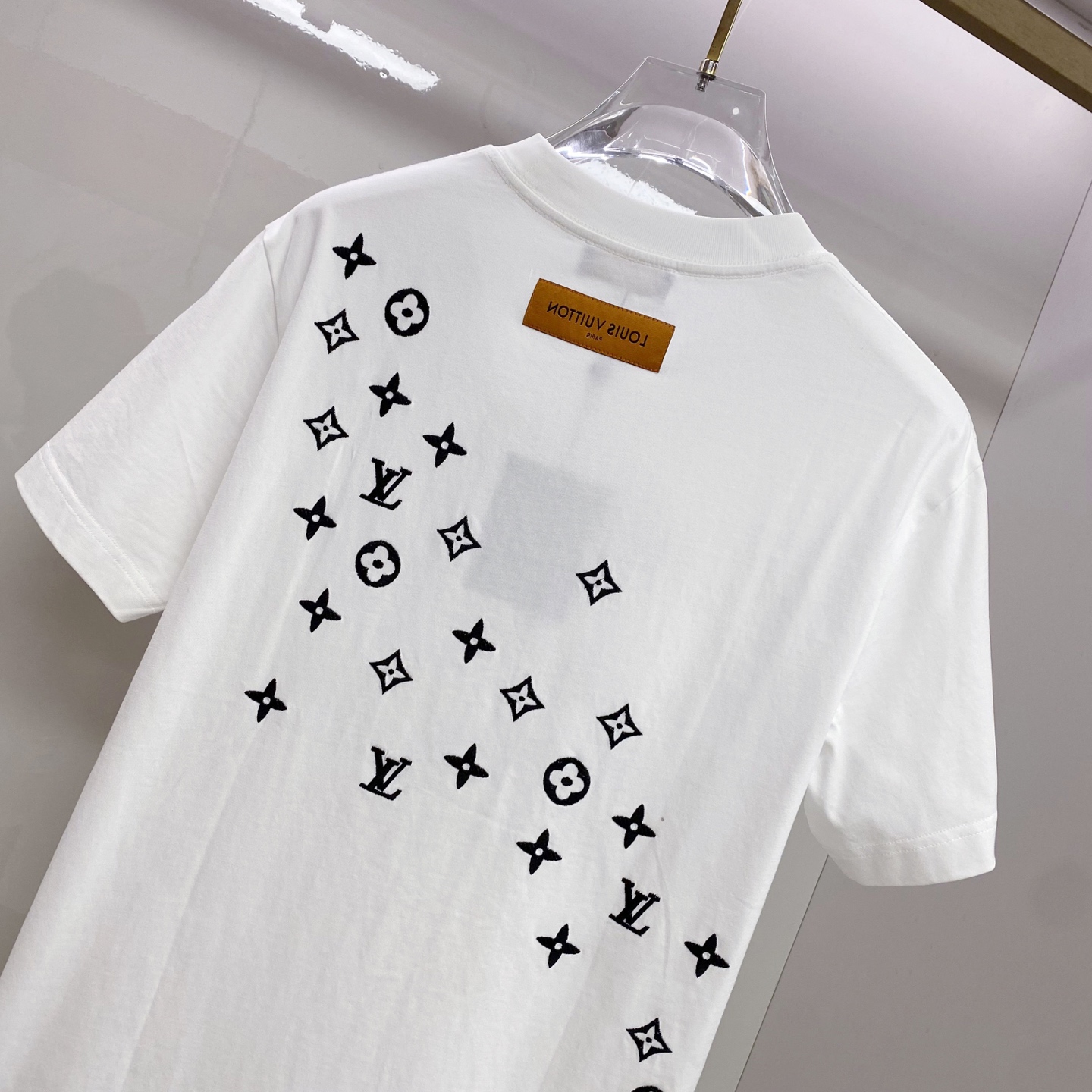 LV 2026ss 春夏新款首发专柜最新款短袖圆领T恤 高端订制 设计前卫时尚！品牌logo重工艺设计 