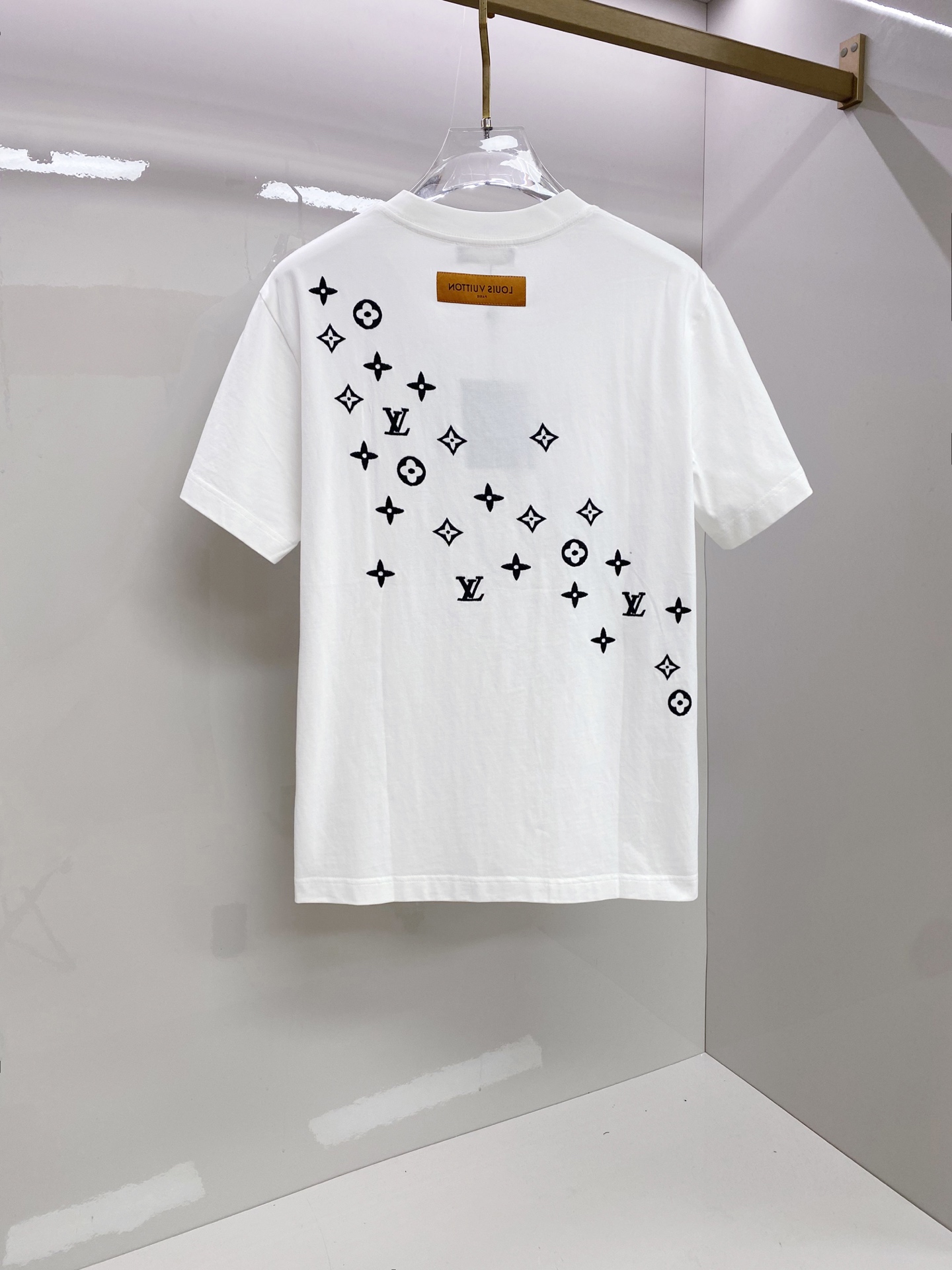 LV 2026ss 春夏新款首发专柜最新款短袖圆领T恤 高端订制 设计前卫时尚！品牌logo重工艺设计 