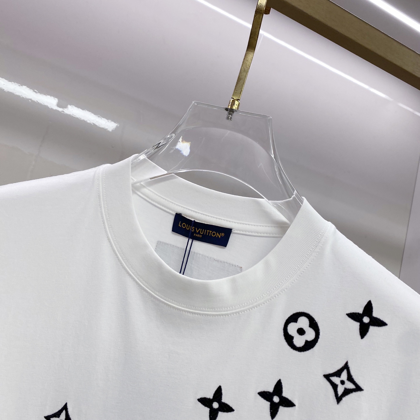 LV 2026ss 春夏新款首发专柜最新款短袖圆领T恤 高端订制 设计前卫时尚！品牌logo重工艺设计 