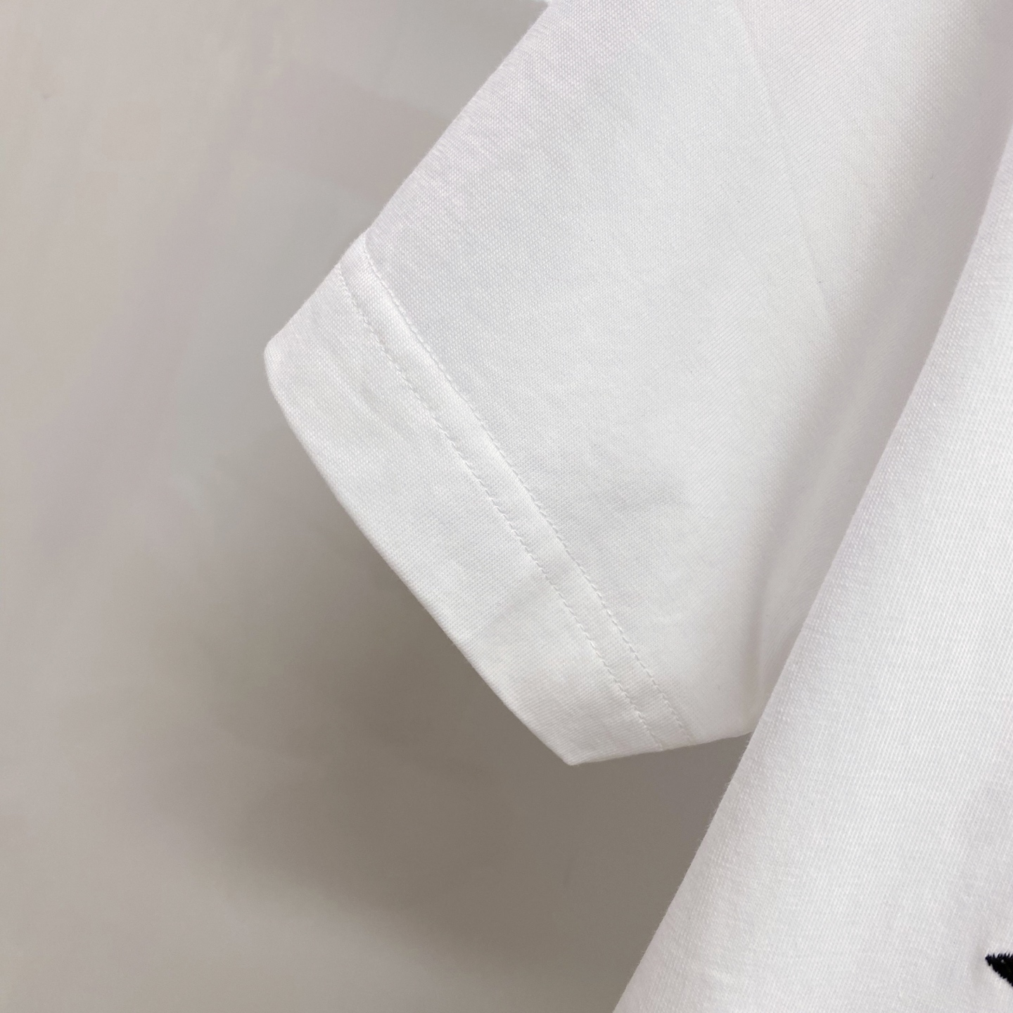 LV 2026ss 春夏新款首发专柜最新款短袖圆领T恤 高端订制 设计前卫时尚！品牌logo重工艺设计 