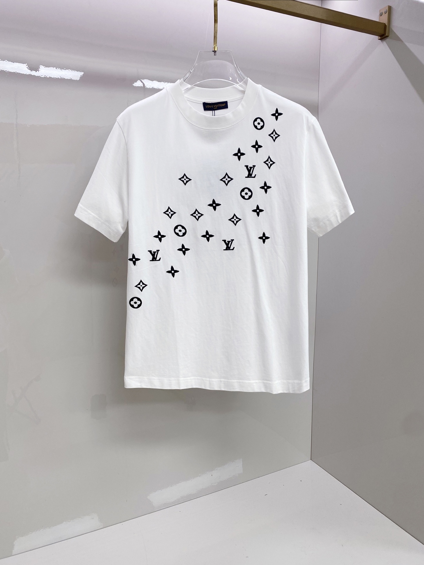 LV 2026ss 春夏新款首发专柜最新款短袖圆领T恤 高端订制 设计前卫时尚！品牌logo重工艺设计 