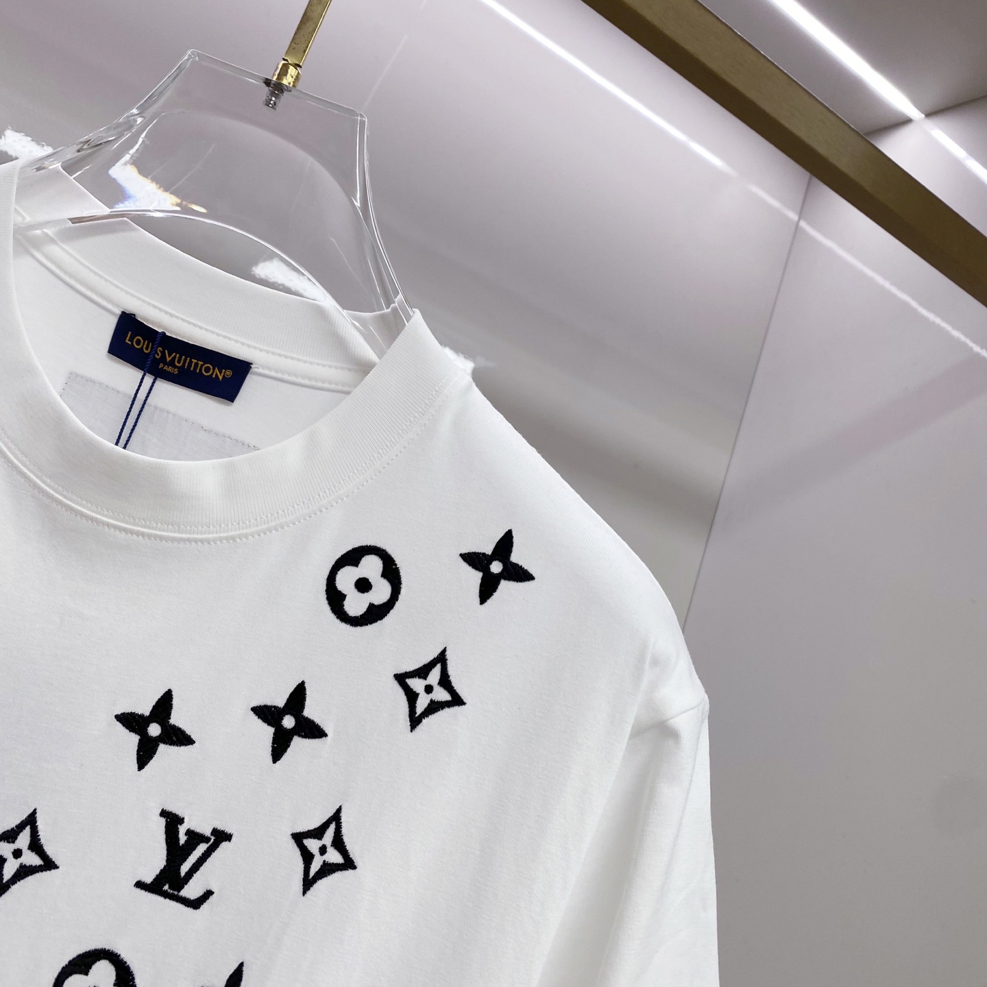 LV 2026ss 春夏新款首发专柜最新款短袖圆领T恤 高端订制 设计前卫时尚！品牌logo重工艺设计 