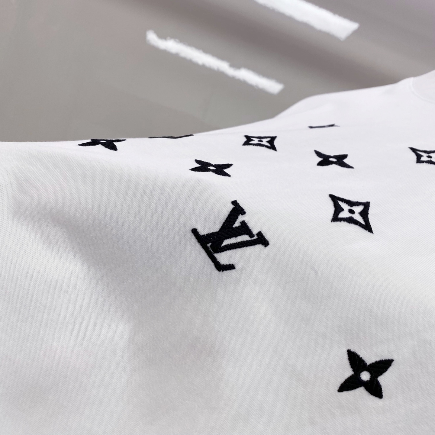 LV 2026ss 春夏新款首发专柜最新款短袖圆领T恤 高端订制 设计前卫时尚！品牌logo重工艺设计 