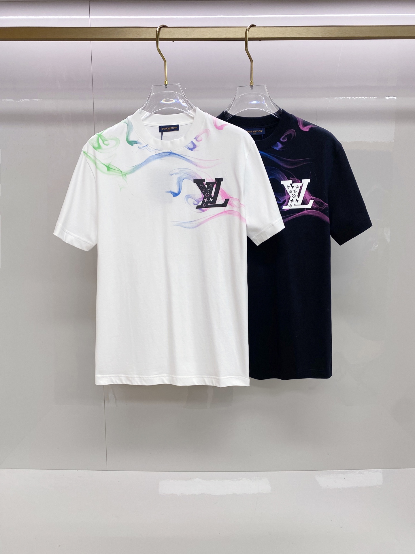 LV 2026ss 春夏新款首发专柜最新款短袖圆领T恤 高端订制 设计前卫时尚！品牌logo重工艺设计 