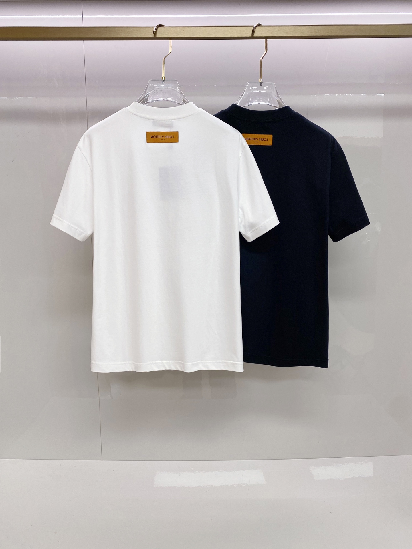 LV 2026ss 春夏新款首发专柜最新款短袖圆领T恤 高端订制 设计前卫时尚！品牌logo重工艺设计 