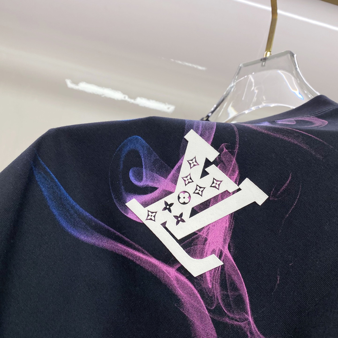 LV 2026ss 春夏新款首发专柜最新款短袖圆领T恤 高端订制 设计前卫时尚！品牌logo重工艺设计 