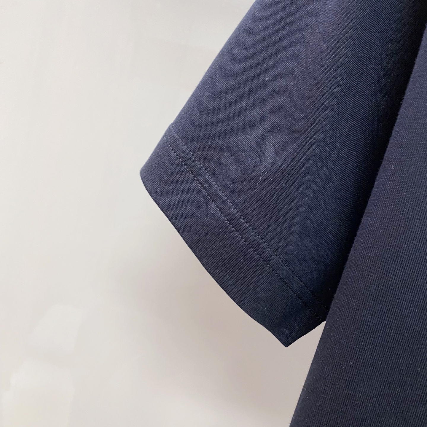 LV 2026ss 春夏新款首发专柜最新款短袖圆领T恤 高端订制 设计前卫时尚！品牌logo重工艺设计 