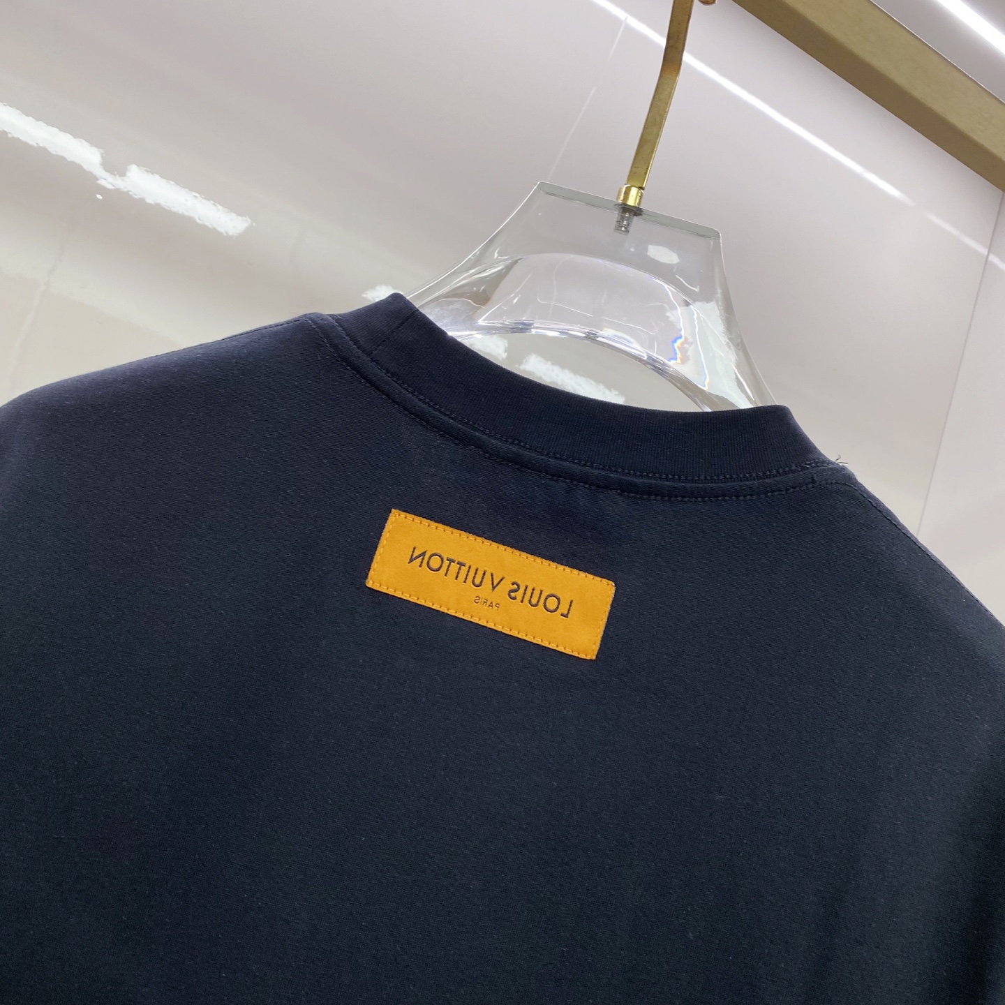 LV 2026ss 春夏新款首发专柜最新款短袖圆领T恤 高端订制 设计前卫时尚！品牌logo重工艺设计 