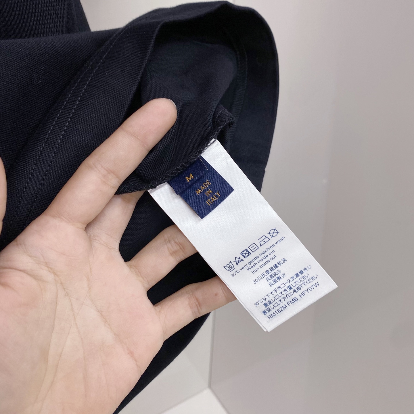 LV 2026ss 春夏新款首发专柜最新款短袖圆领T恤 高端订制 设计前卫时尚！品牌logo重工艺设计 