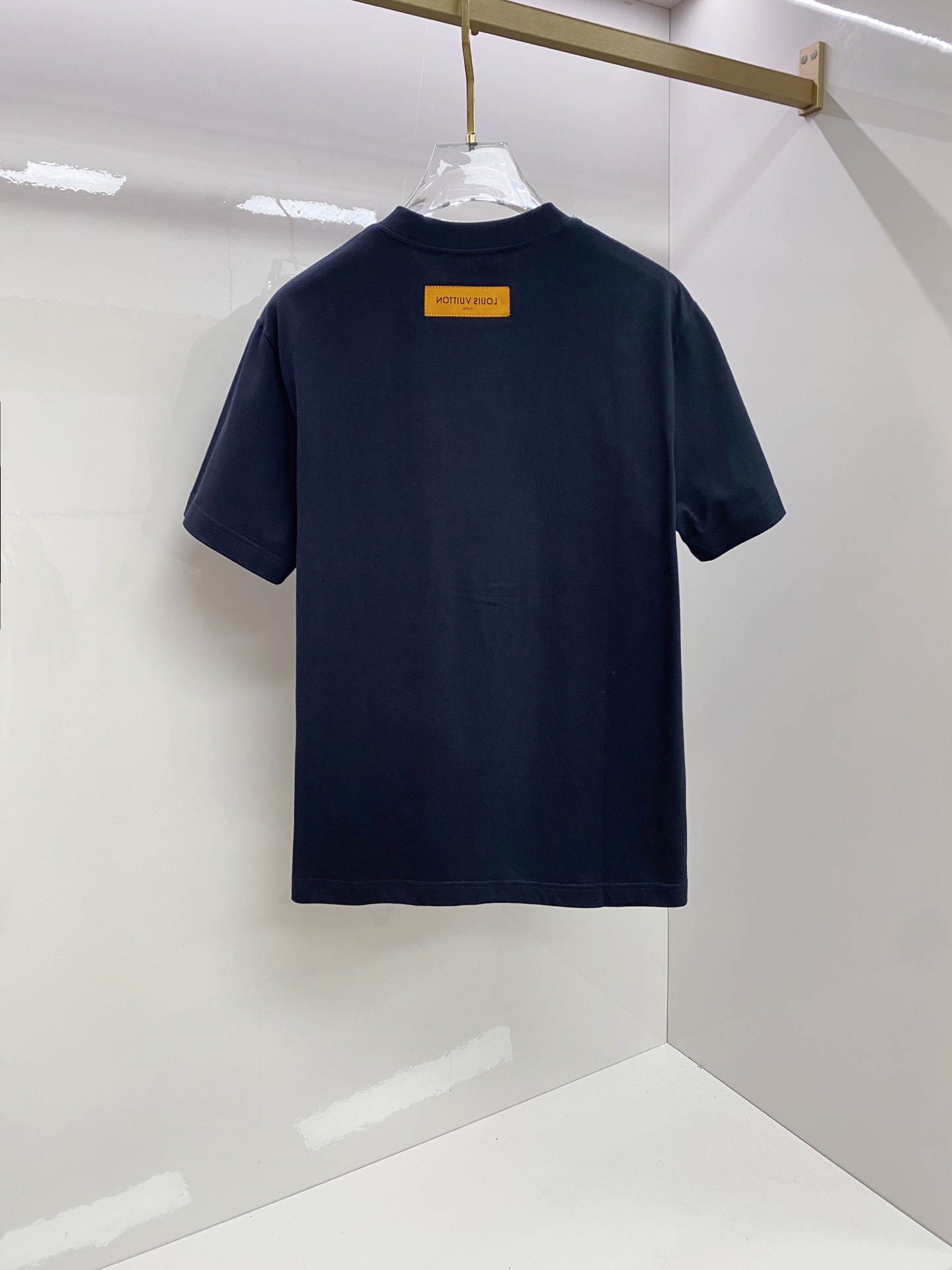 LV 2026ss 春夏新款首发专柜最新款短袖圆领T恤 高端订制 设计前卫时尚！品牌logo重工艺设计 