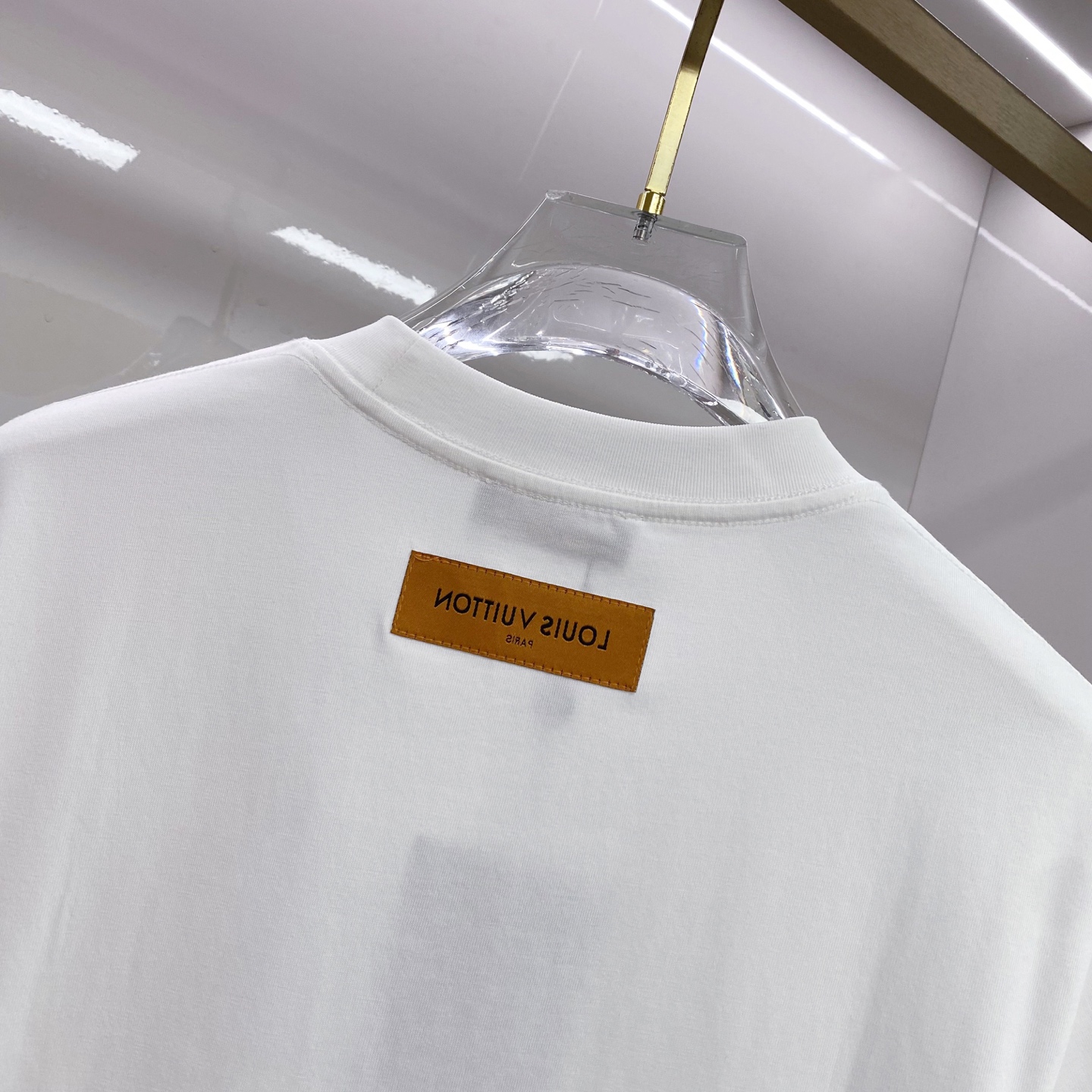 LV 2026ss 春夏新款首发专柜最新款短袖圆领T恤 高端订制 设计前卫时尚！品牌logo重工艺设计 