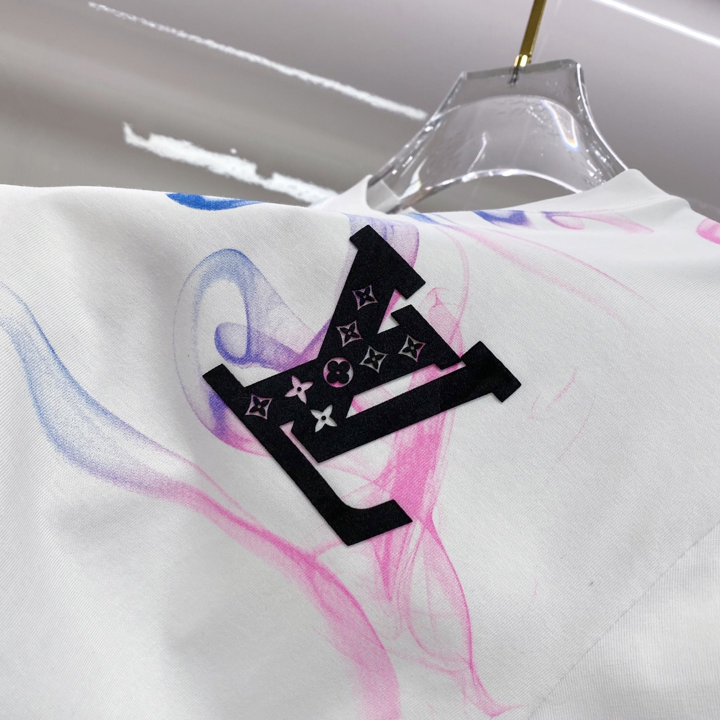 LV 2026ss 春夏新款首发专柜最新款短袖圆领T恤 高端订制 设计前卫时尚！品牌logo重工艺设计 