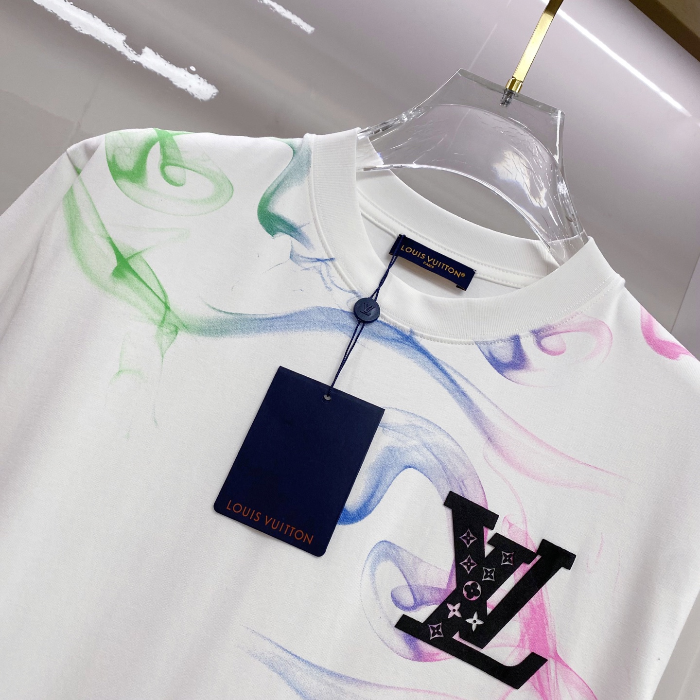 LV 2026ss 春夏新款首发专柜最新款短袖圆领T恤 高端订制 设计前卫时尚！品牌logo重工艺设计 