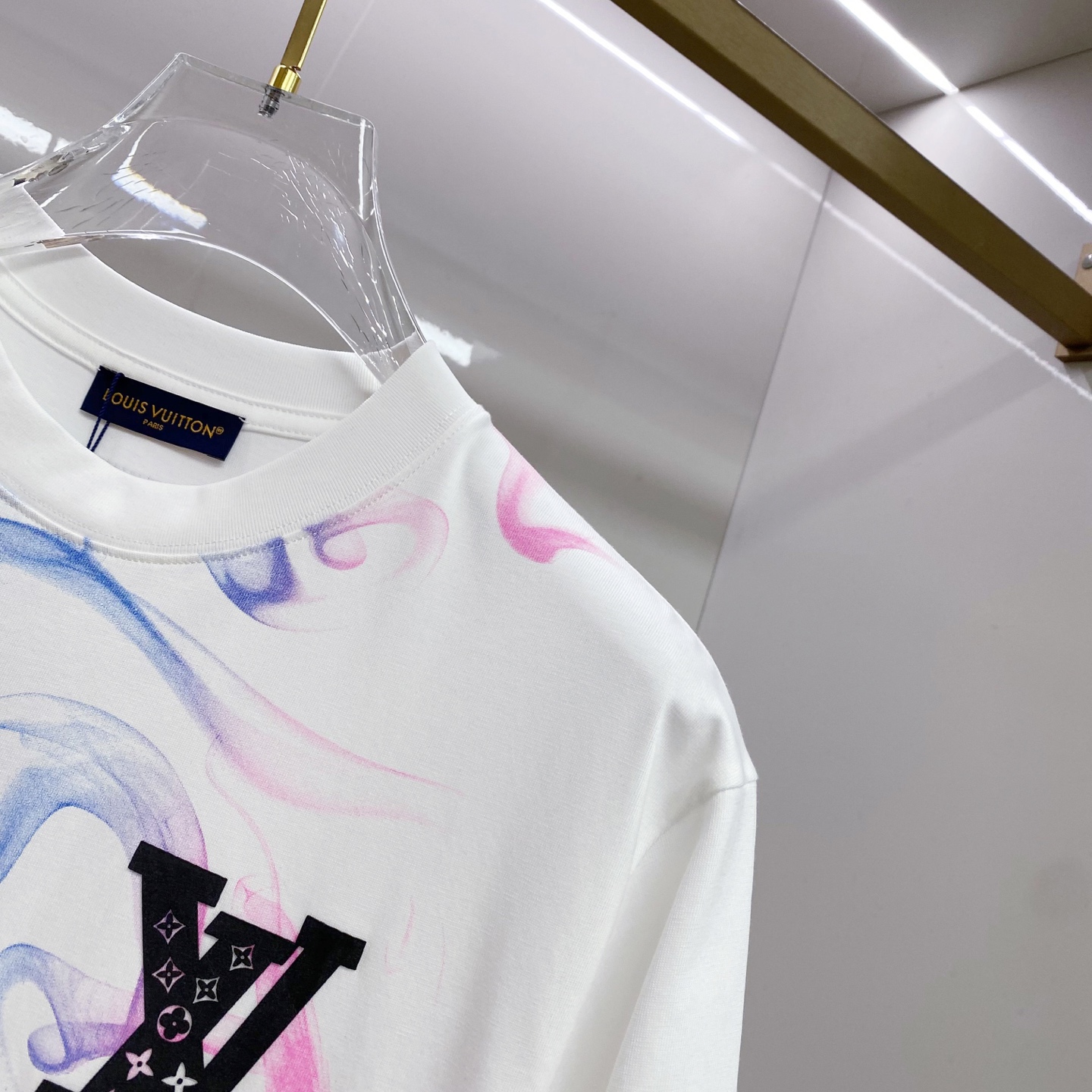 LV 2026ss 春夏新款首发专柜最新款短袖圆领T恤 高端订制 设计前卫时尚！品牌logo重工艺设计 