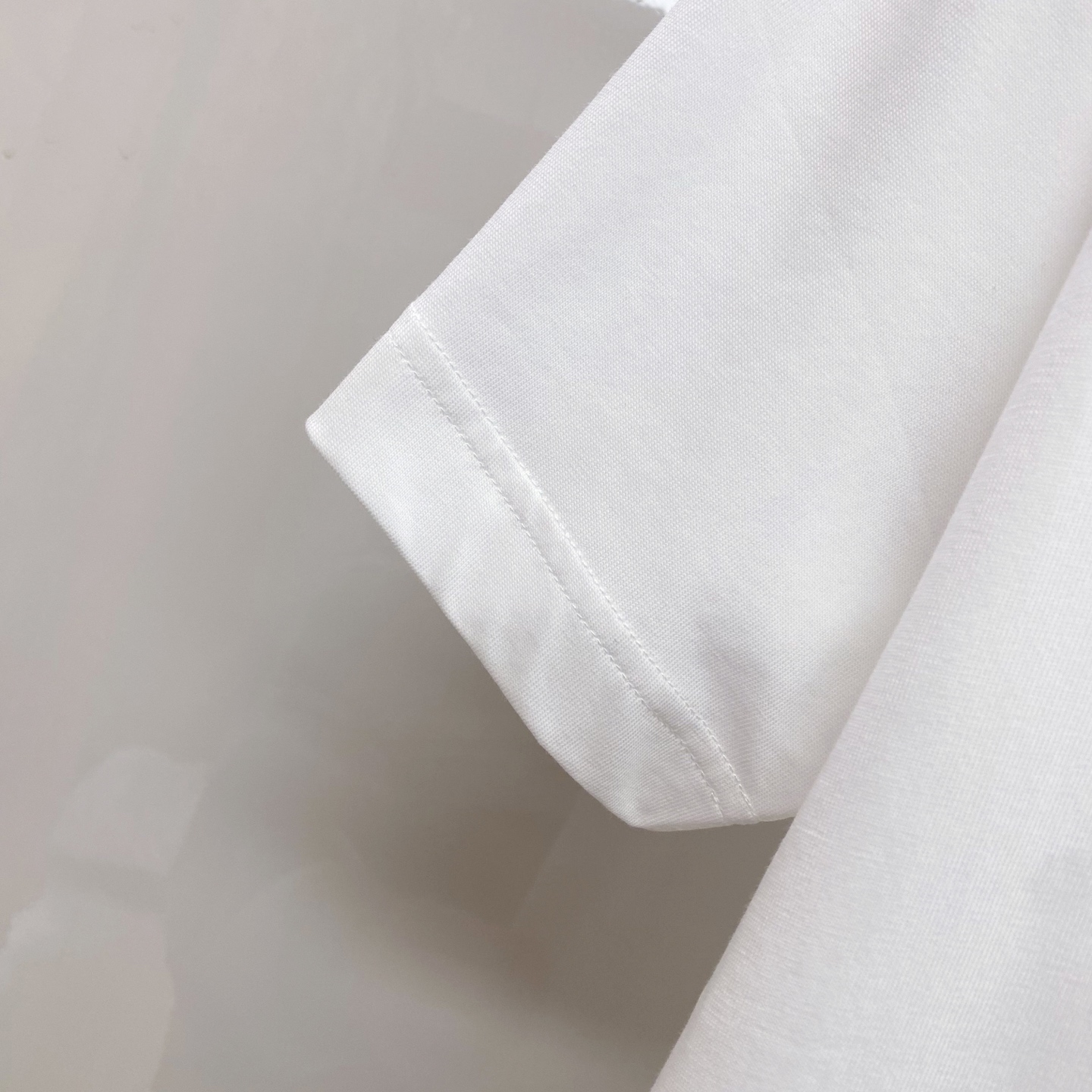 LV 2026ss 春夏新款首发专柜最新款短袖圆领T恤 高端订制 设计前卫时尚！品牌logo重工艺设计 