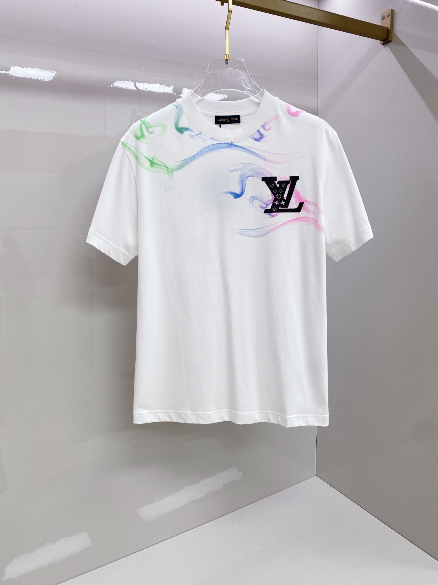 LV 2026ss 春夏新款首发专柜最新款短袖圆领T恤 高端订制 设计前卫时尚！品牌logo重工艺设计 