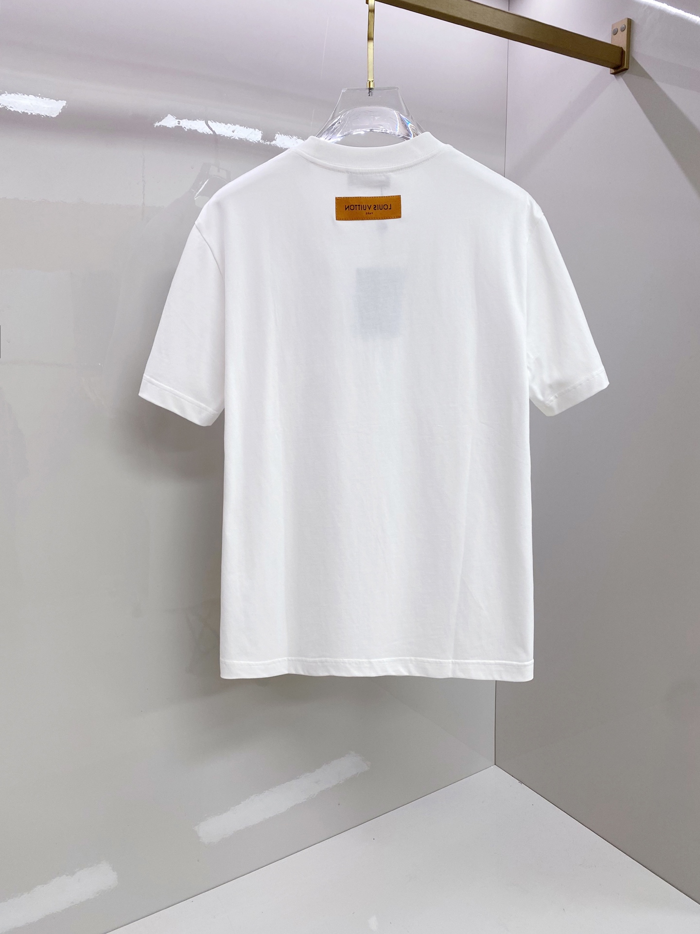 LV 2026ss 春夏新款首发专柜最新款短袖圆领T恤 高端订制 设计前卫时尚！品牌logo重工艺设计 