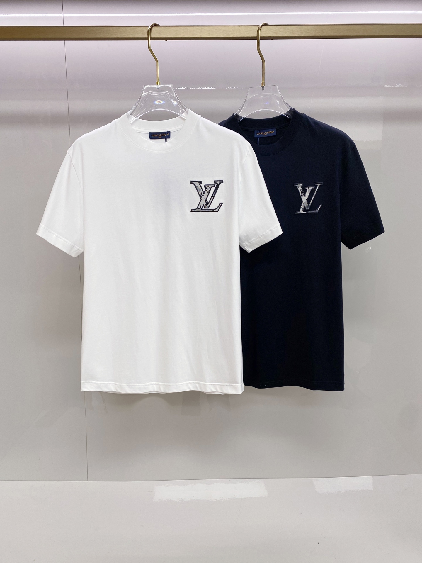 LV 2026ss 春夏新款首发专柜最新款短袖圆领T恤 高端订制 设计前卫时尚！品牌logo重工艺设计 