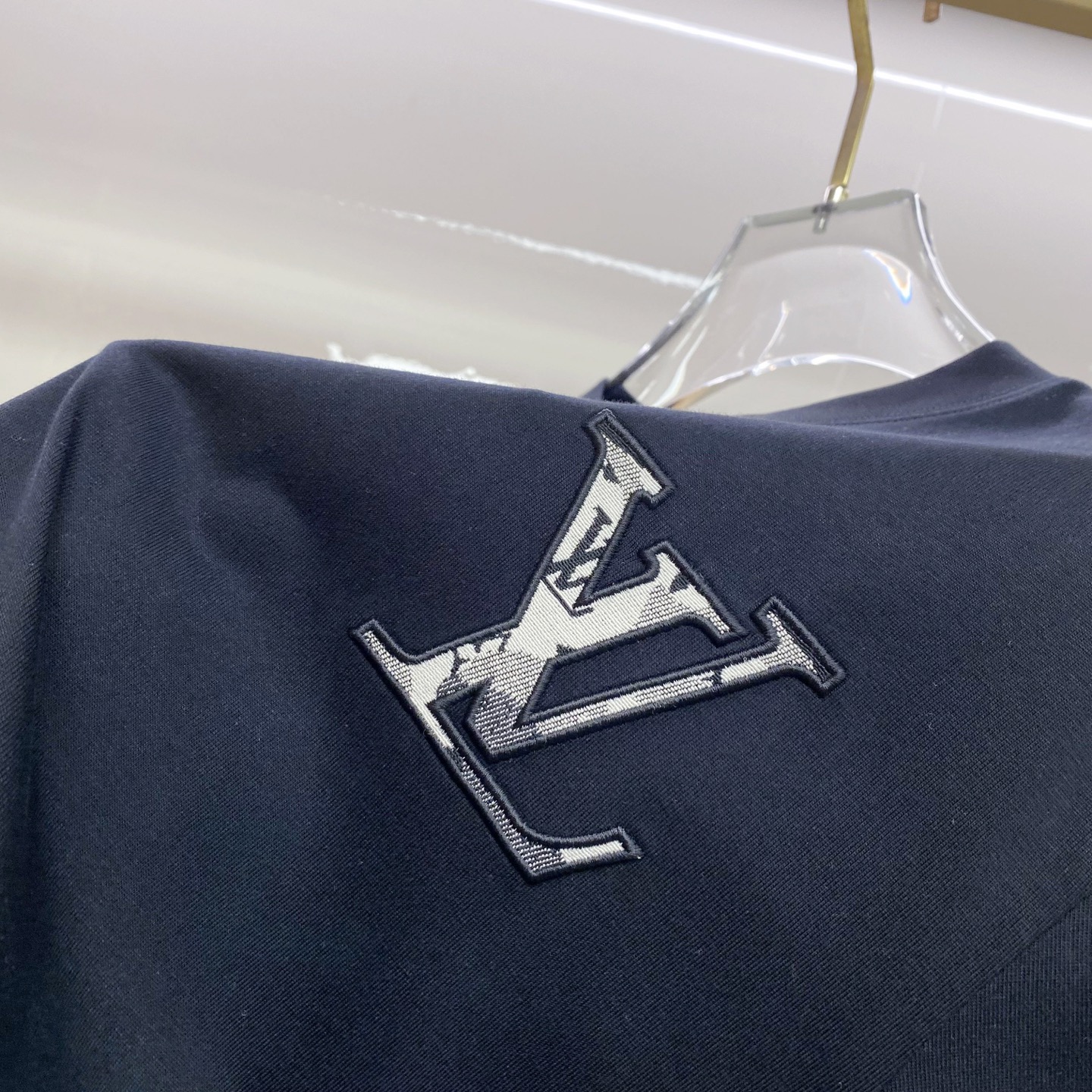 LV 2026ss 春夏新款首发专柜最新款短袖圆领T恤 高端订制 设计前卫时尚！品牌logo重工艺设计 