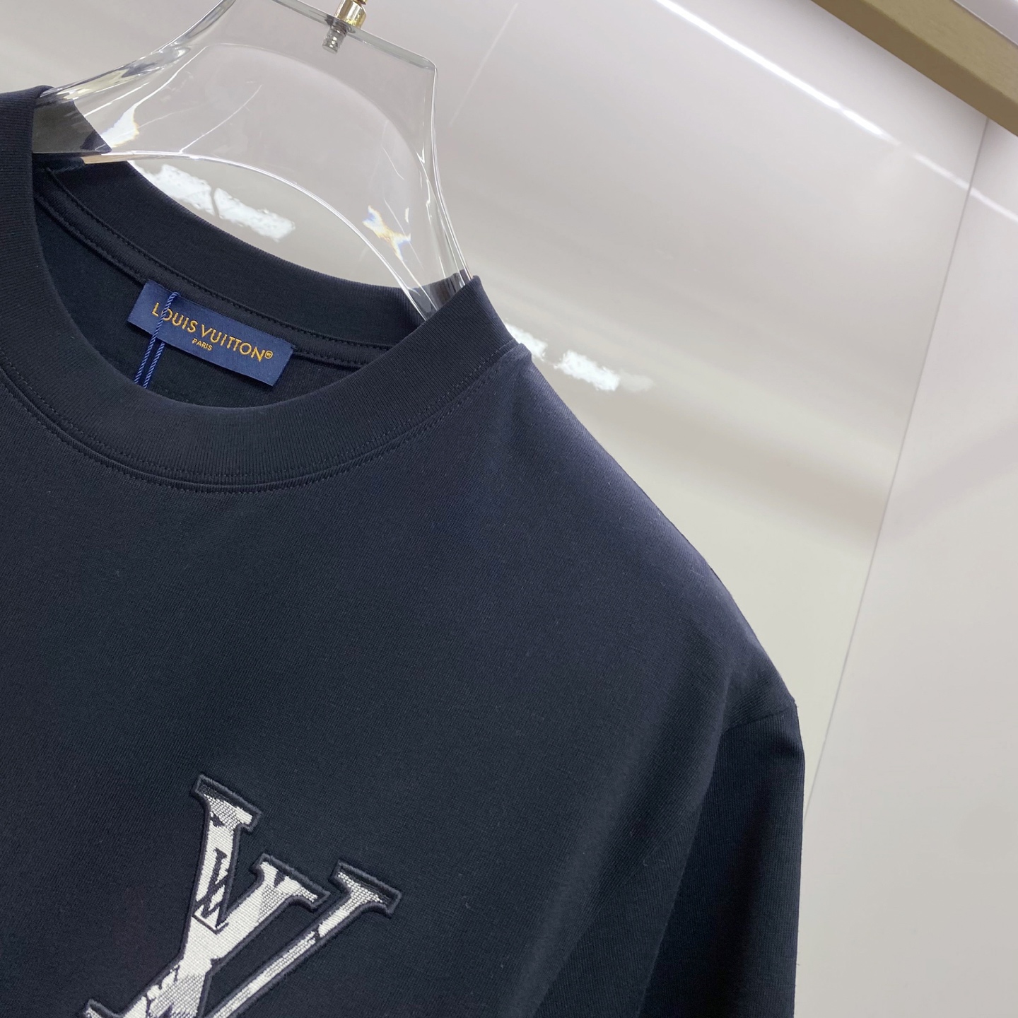 LV 2026ss 春夏新款首发专柜最新款短袖圆领T恤 高端订制 设计前卫时尚！品牌logo重工艺设计 