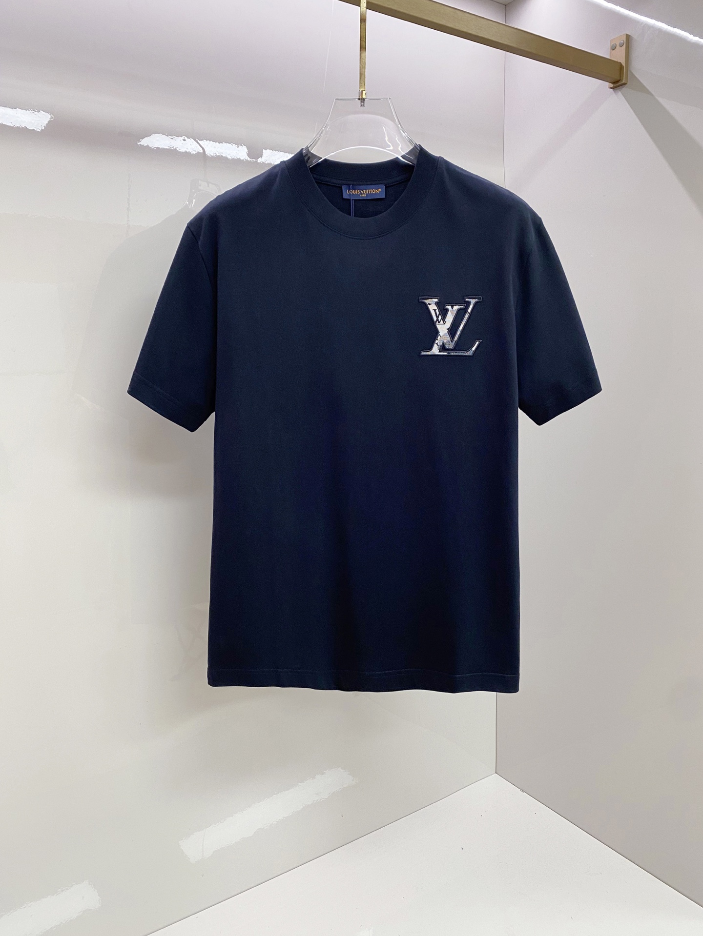 LV 2026ss 春夏新款首发专柜最新款短袖圆领T恤 高端订制 设计前卫时尚！品牌logo重工艺设计 