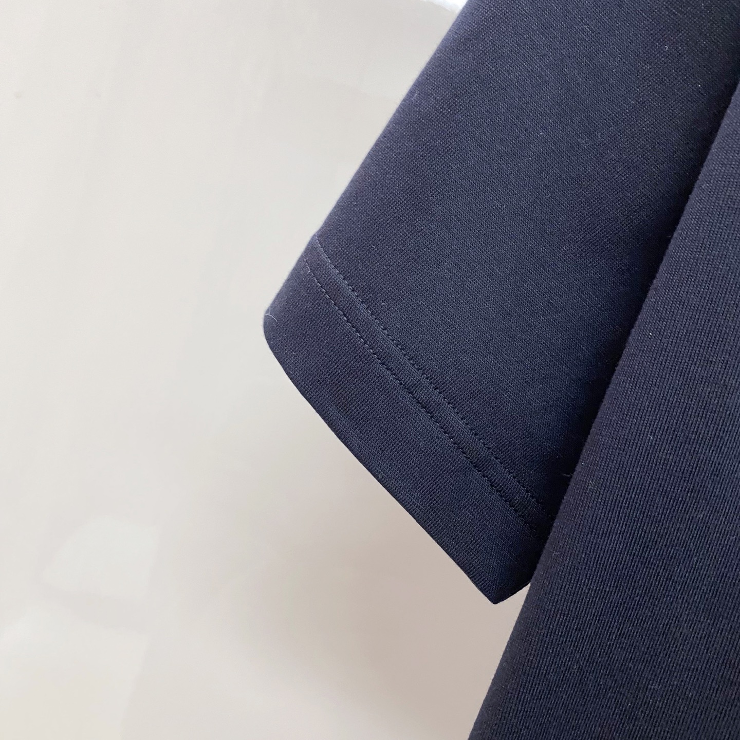 LV 2026ss 春夏新款首发专柜最新款短袖圆领T恤 高端订制 设计前卫时尚！品牌logo重工艺设计 