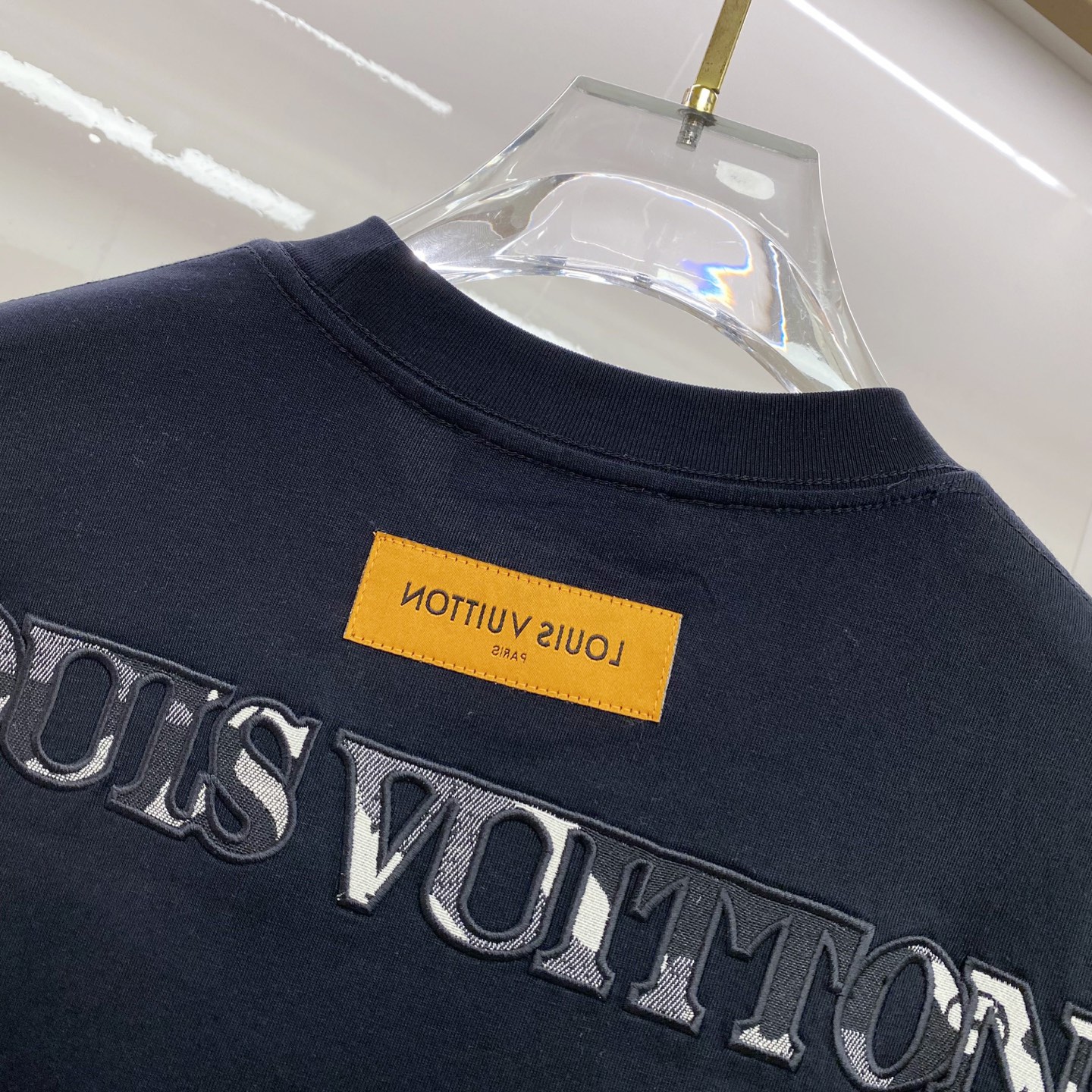 LV 2026ss 春夏新款首发专柜最新款短袖圆领T恤 高端订制 设计前卫时尚！品牌logo重工艺设计 