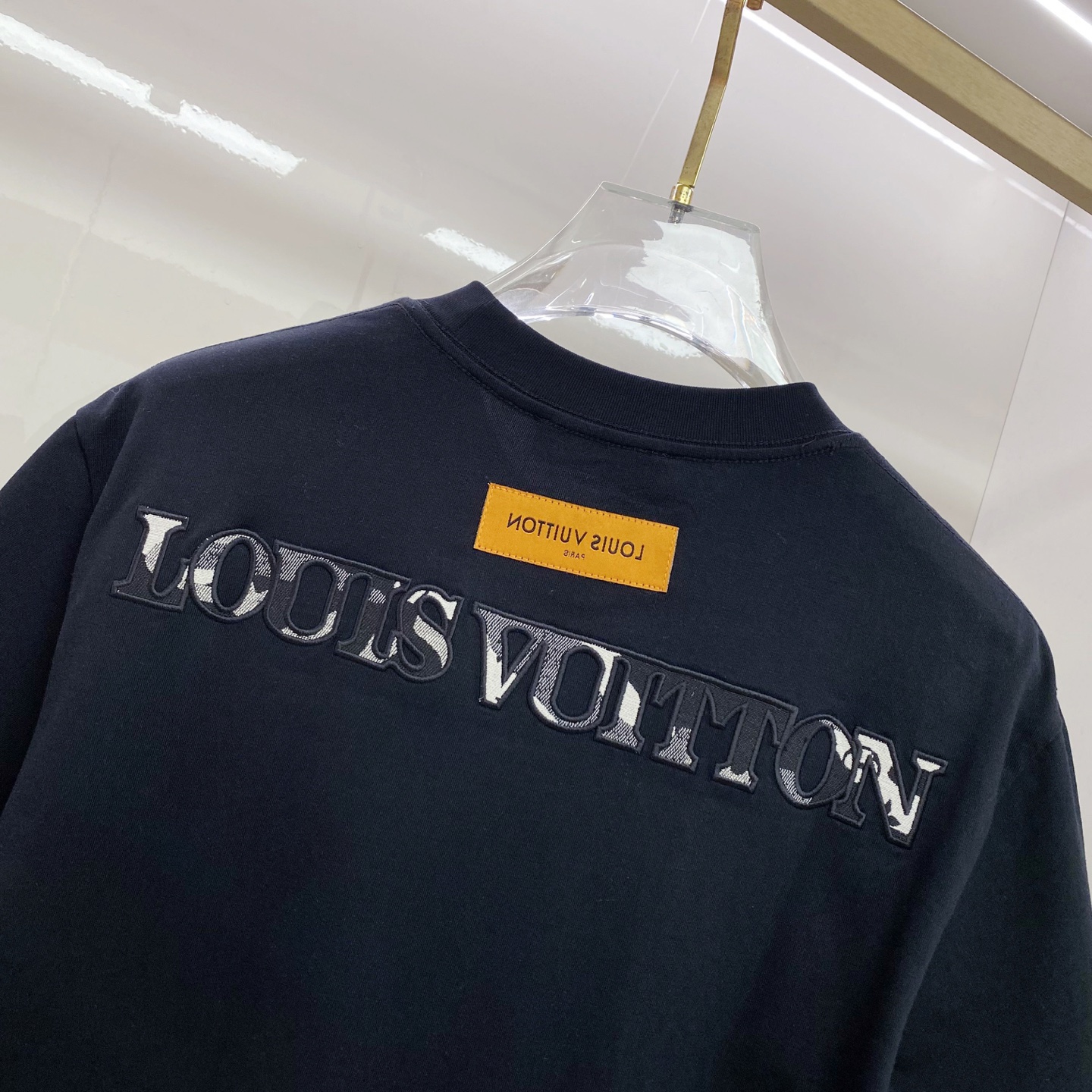 LV 2026ss 春夏新款首发专柜最新款短袖圆领T恤 高端订制 设计前卫时尚！品牌logo重工艺设计 