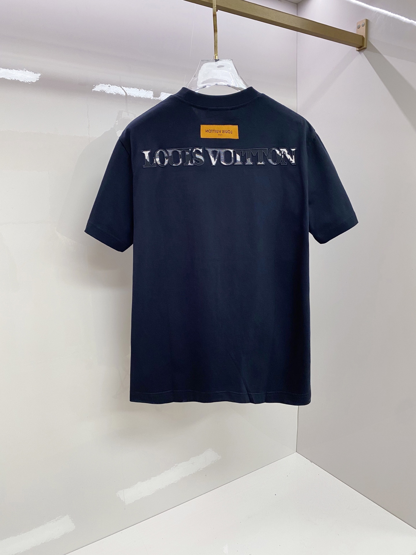 LV 2026ss 春夏新款首发专柜最新款短袖圆领T恤 高端订制 设计前卫时尚！品牌logo重工艺设计 