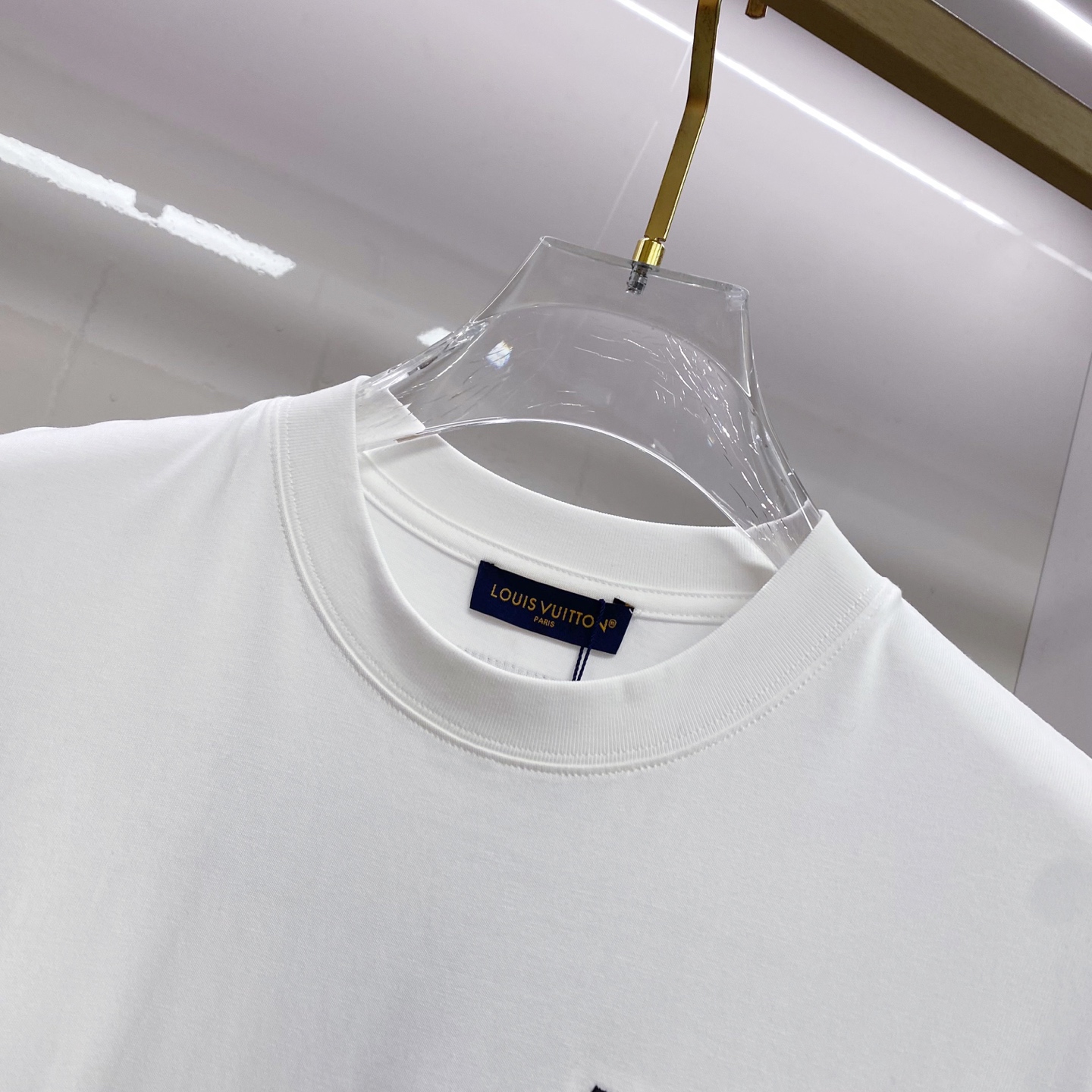 LV 2026ss 春夏新款首发专柜最新款短袖圆领T恤 高端订制 设计前卫时尚！品牌logo重工艺设计 