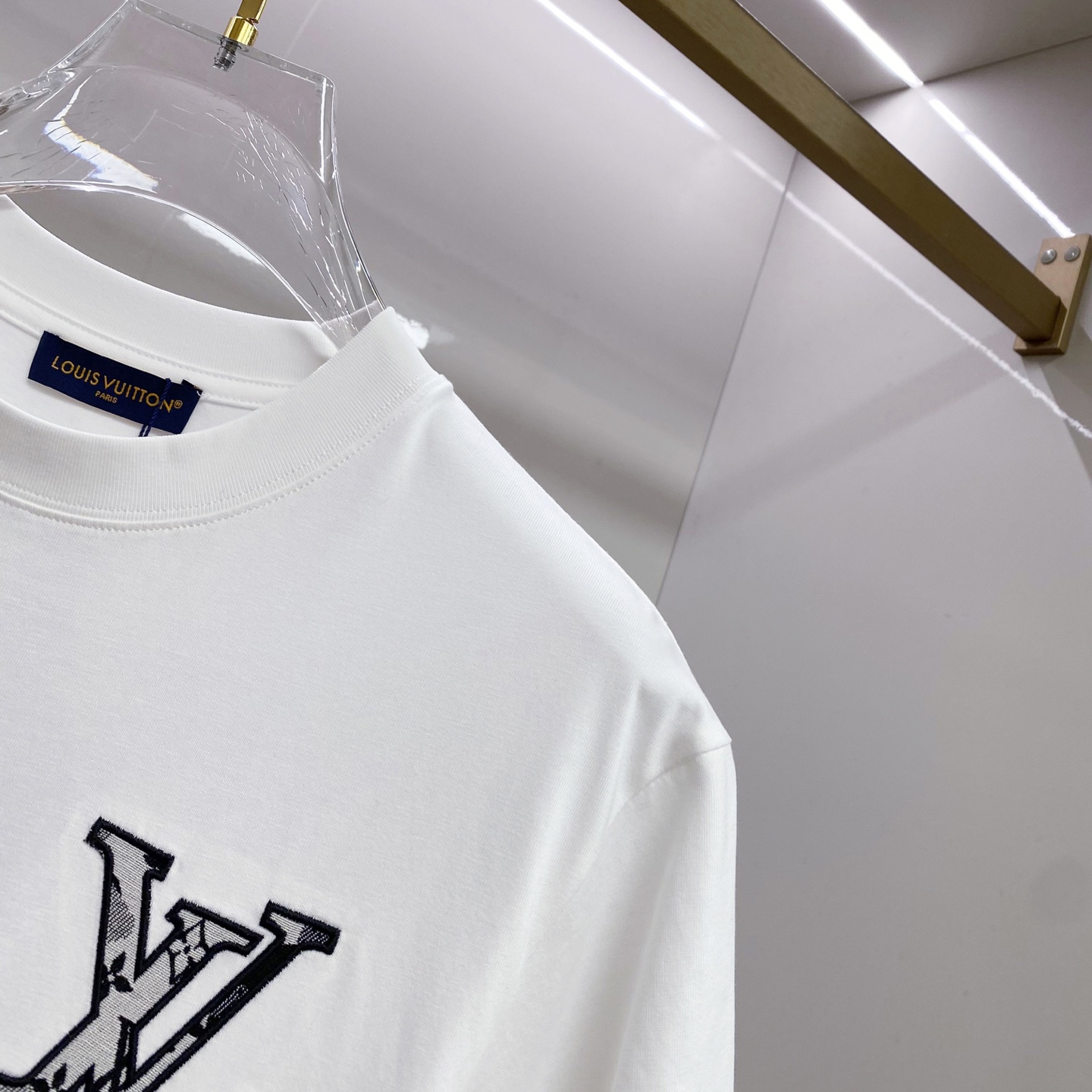 LV 2026ss 春夏新款首发专柜最新款短袖圆领T恤 高端订制 设计前卫时尚！品牌logo重工艺设计 