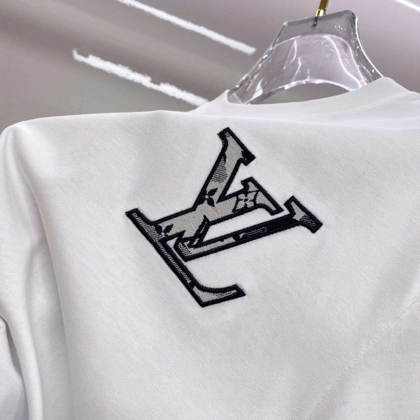 LV 2026ss 春夏新款首发专柜最新款短袖圆领T恤 高端订制 设计前卫时尚！品牌logo重工艺设计 